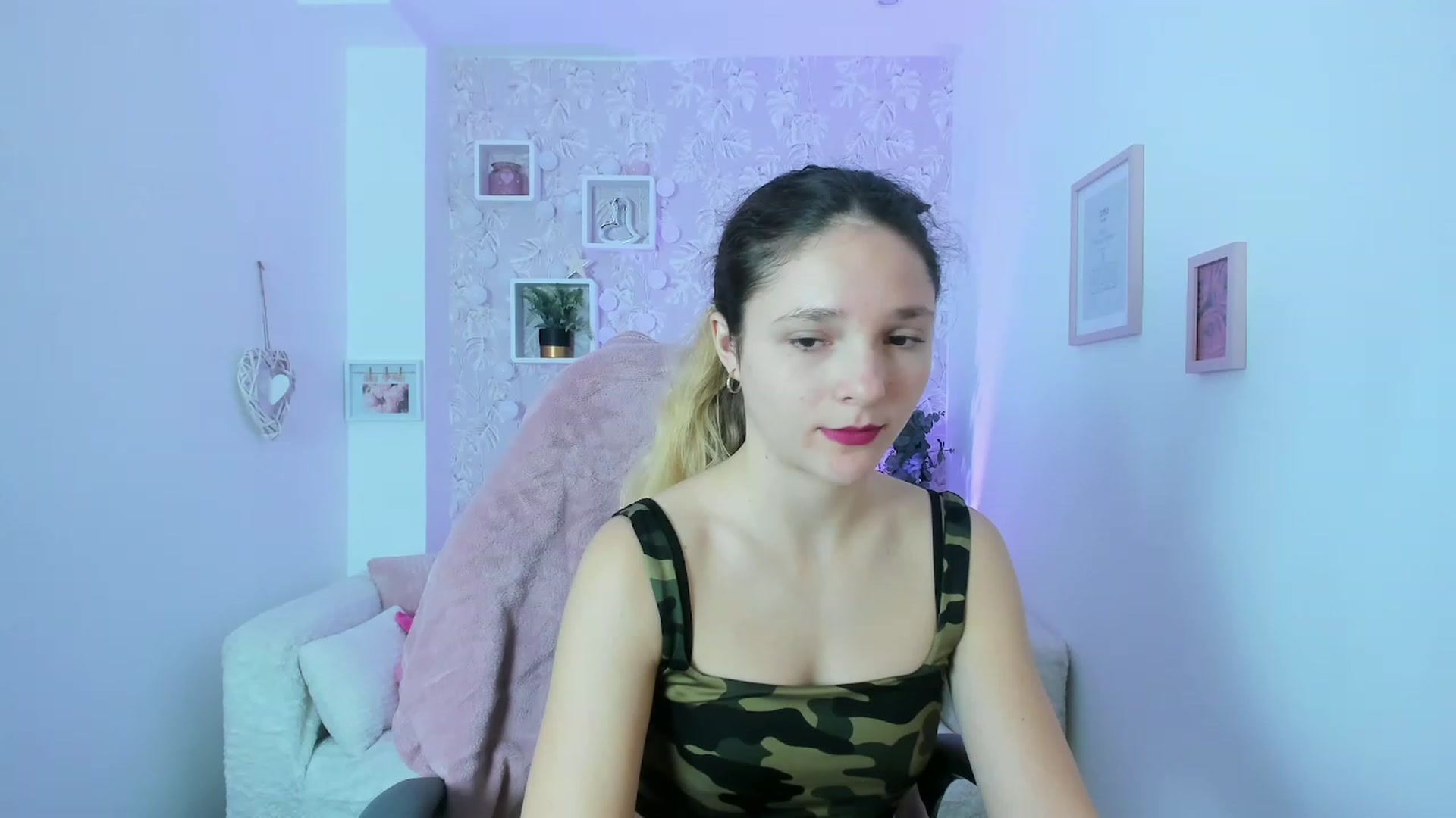 Gallery image thumbnail from Riley_Cutie's myfreecams stream on, 12/30/2022, 11:00 image 15 of 20