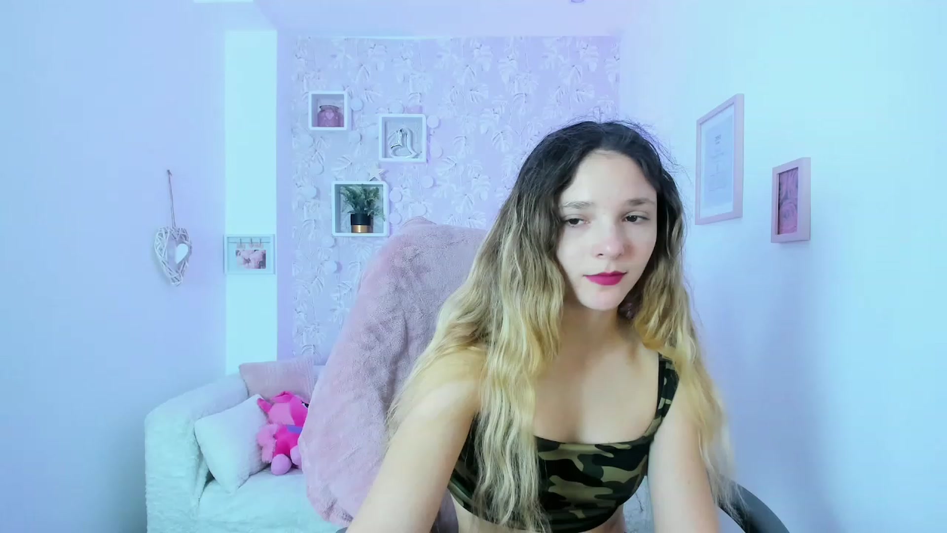 Gallery image thumbnail from Riley_Cutie's myfreecams stream on, 12/30/2022, 11:00 image 4 of 20