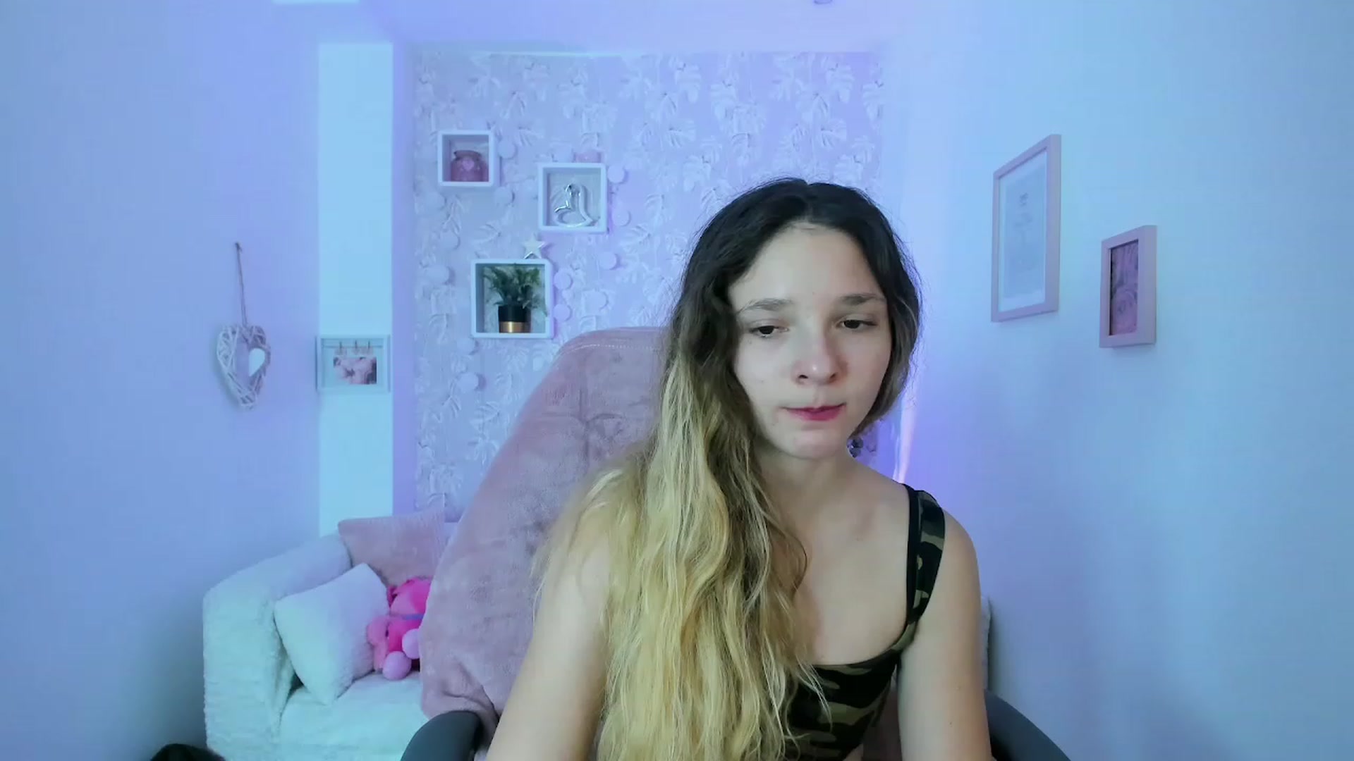 Gallery image thumbnail from Riley_Cutie's myfreecams stream on, 12/30/2022, 13:50 image 18 of 20