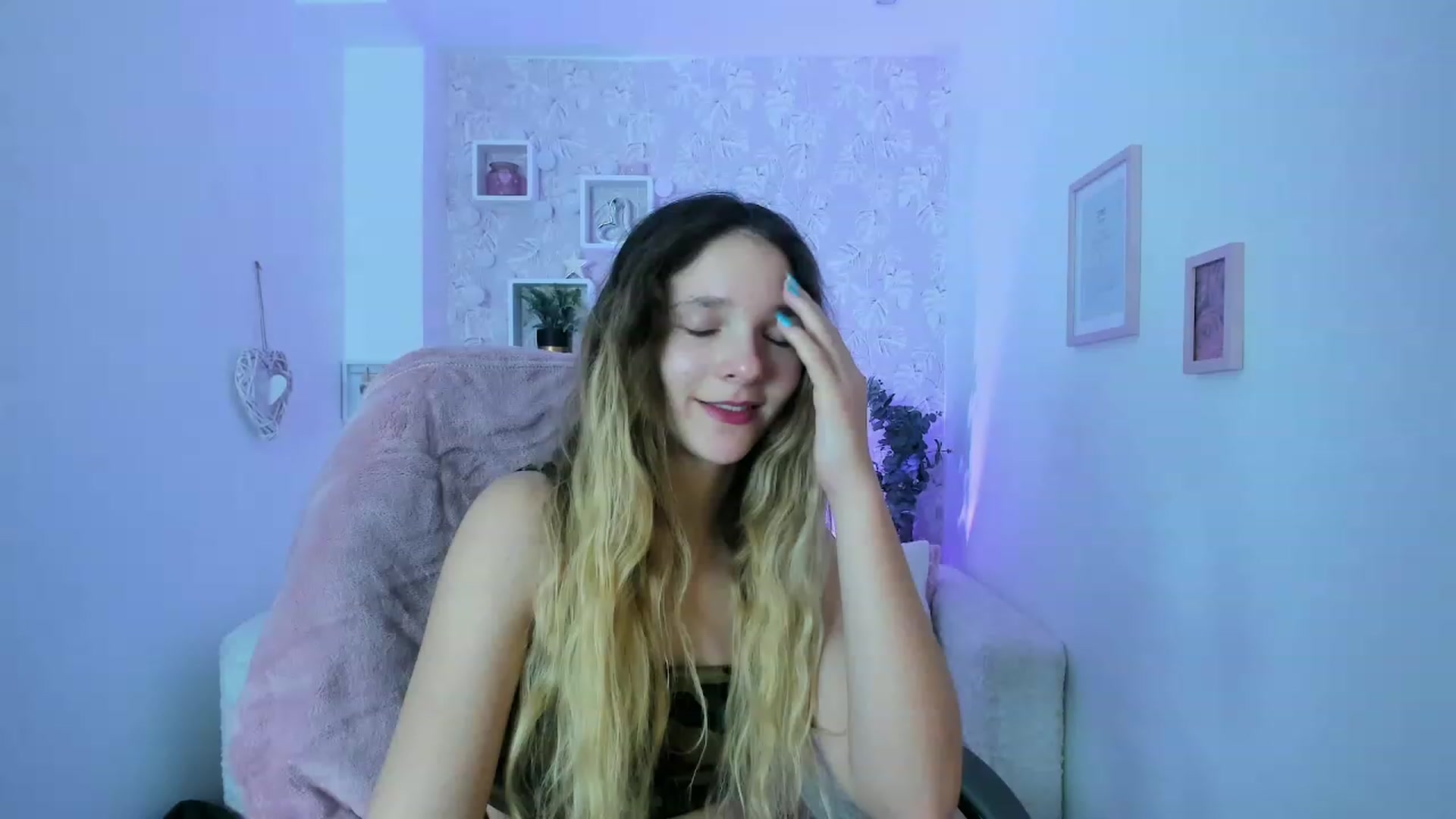 Gallery image thumbnail from Riley_Cutie's myfreecams stream on, 12/30/2022, 13:50 image 16 of 20