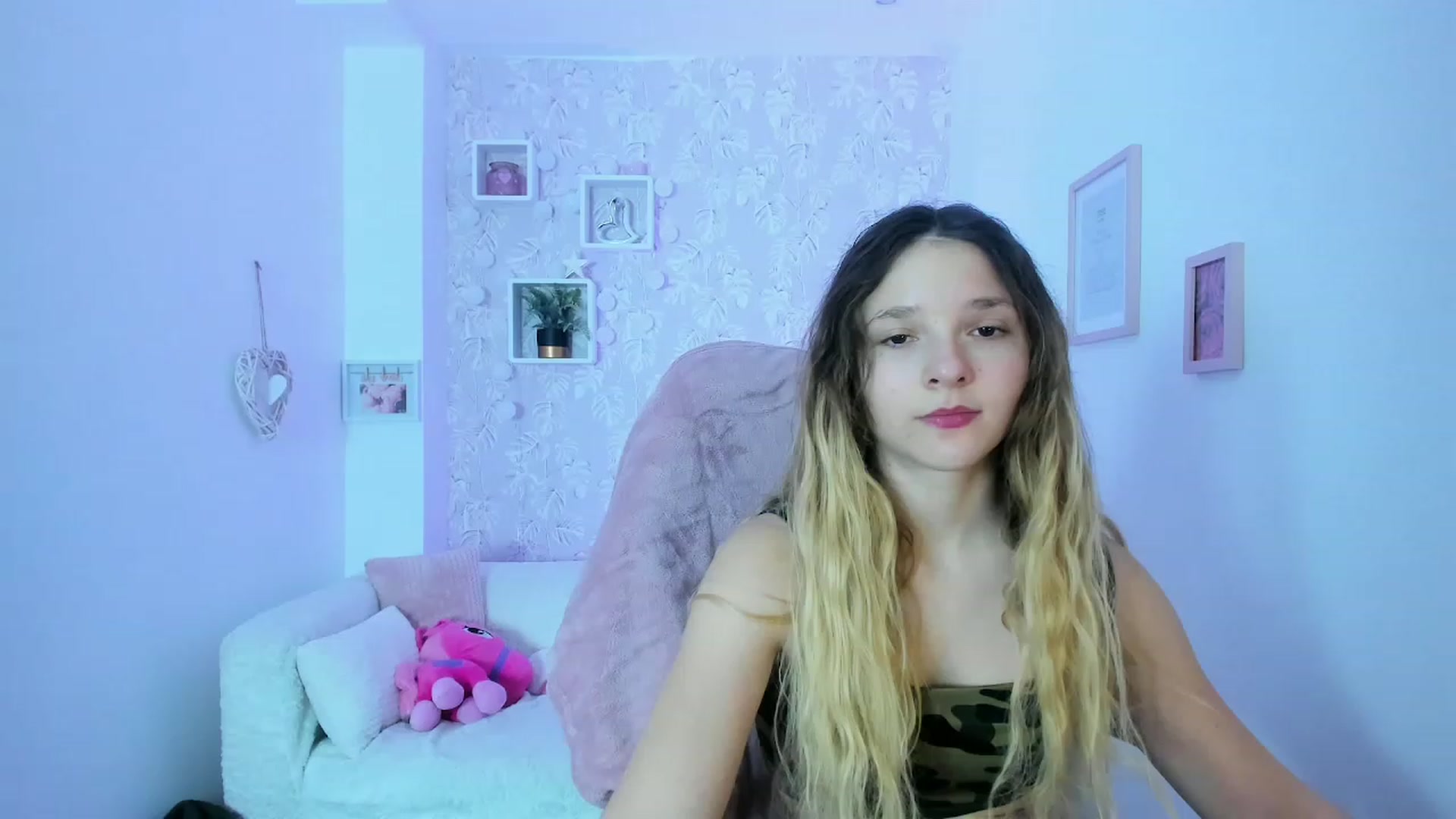 Gallery image thumbnail from Riley_Cutie's myfreecams stream on, 12/30/2022, 13:50 image 4 of 20