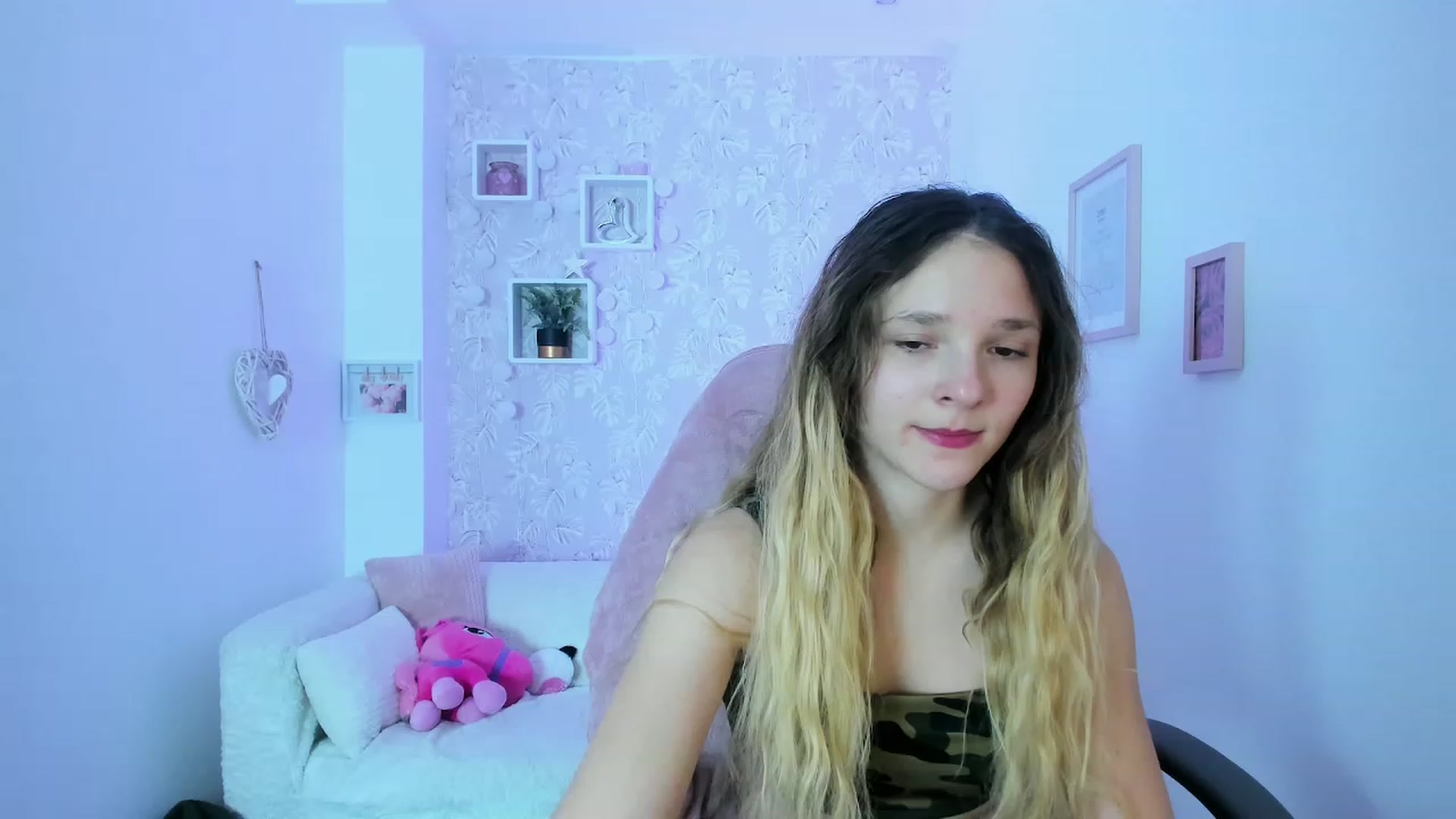 Gallery image thumbnail from Riley_Cutie's myfreecams stream on, 12/30/2022, 13:50 image 1 of 20