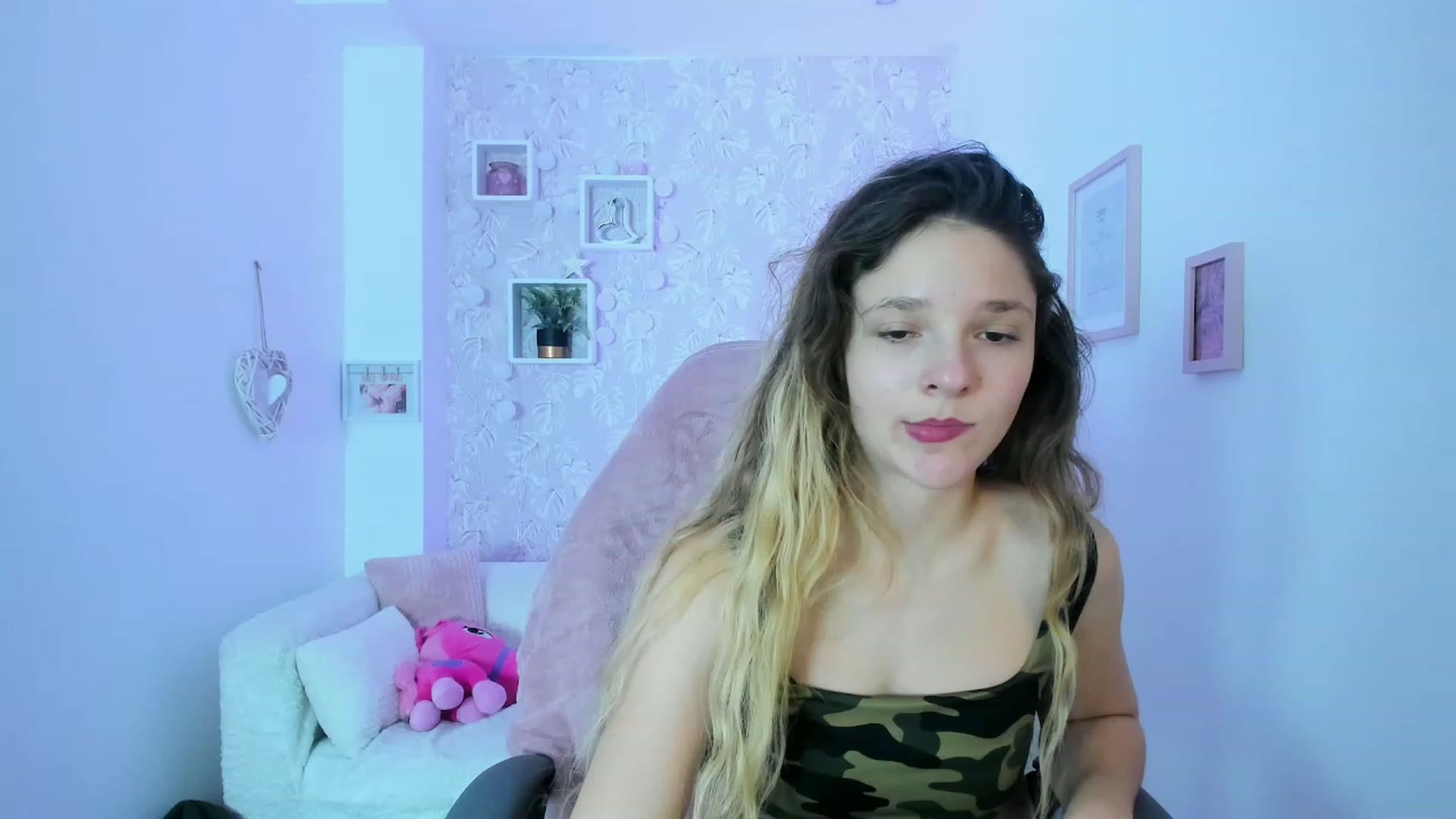 Gallery image thumbnail from Riley_Cutie's myfreecams stream on, 12/30/2022, 13:50 image 12 of 20
