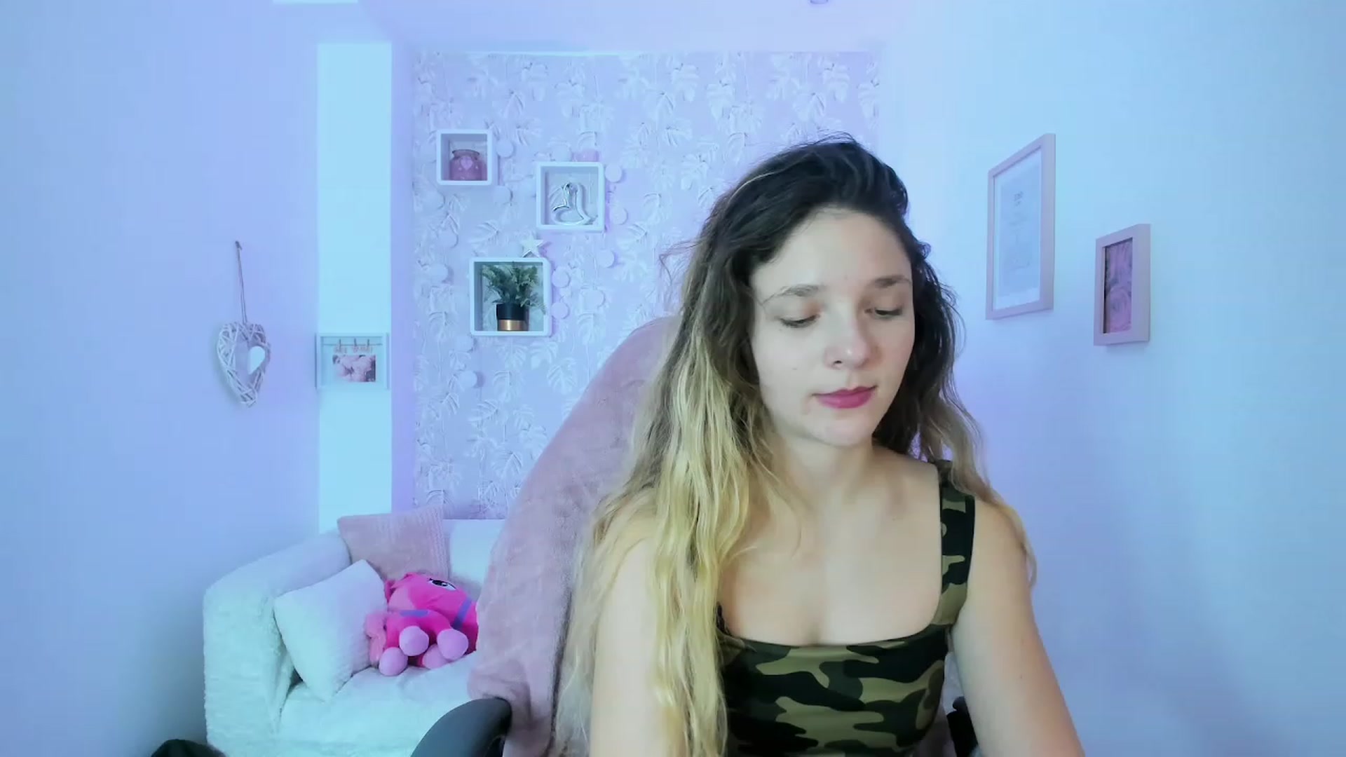 Gallery image thumbnail from Riley_Cutie's myfreecams stream on, 12/30/2022, 13:50 image 11 of 20