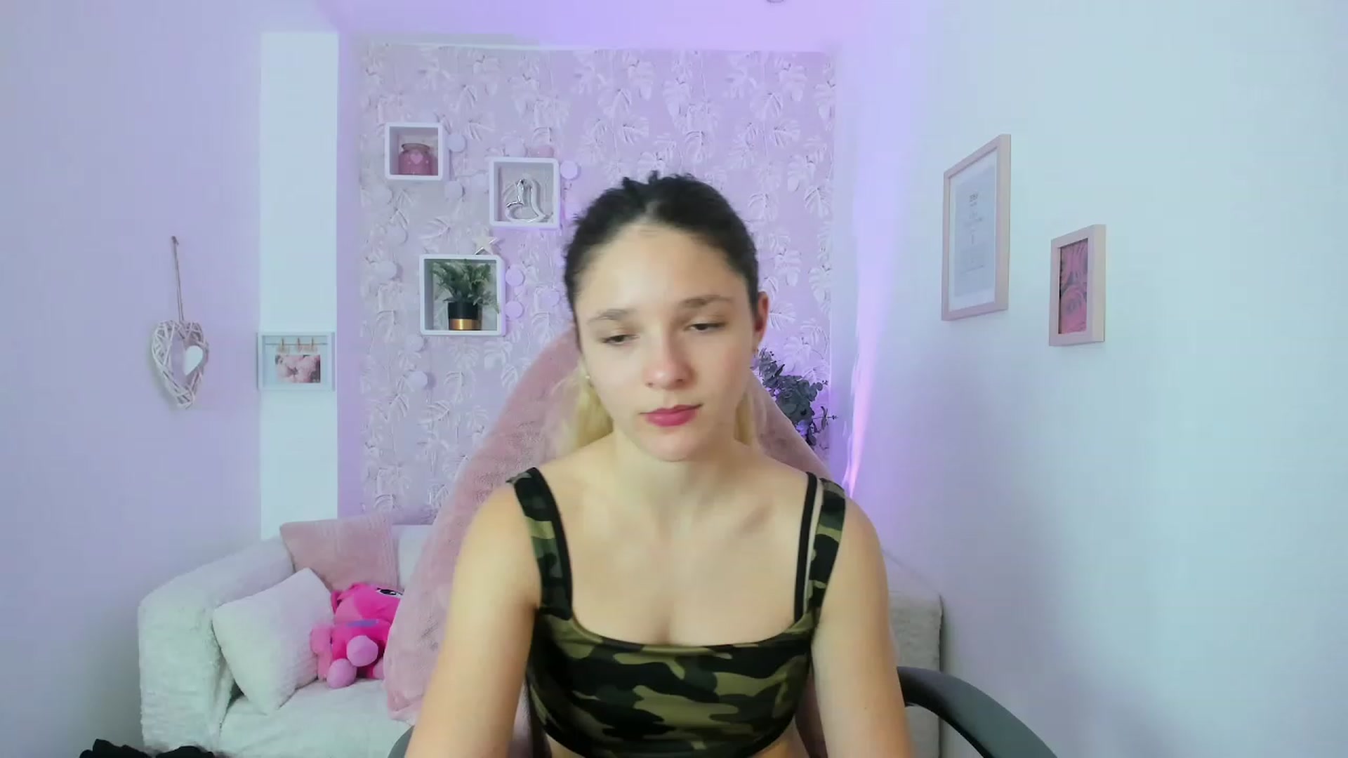 Gallery image thumbnail from Riley_Cutie's myfreecams stream on, 12/30/2022, 15:04 image 5 of 20