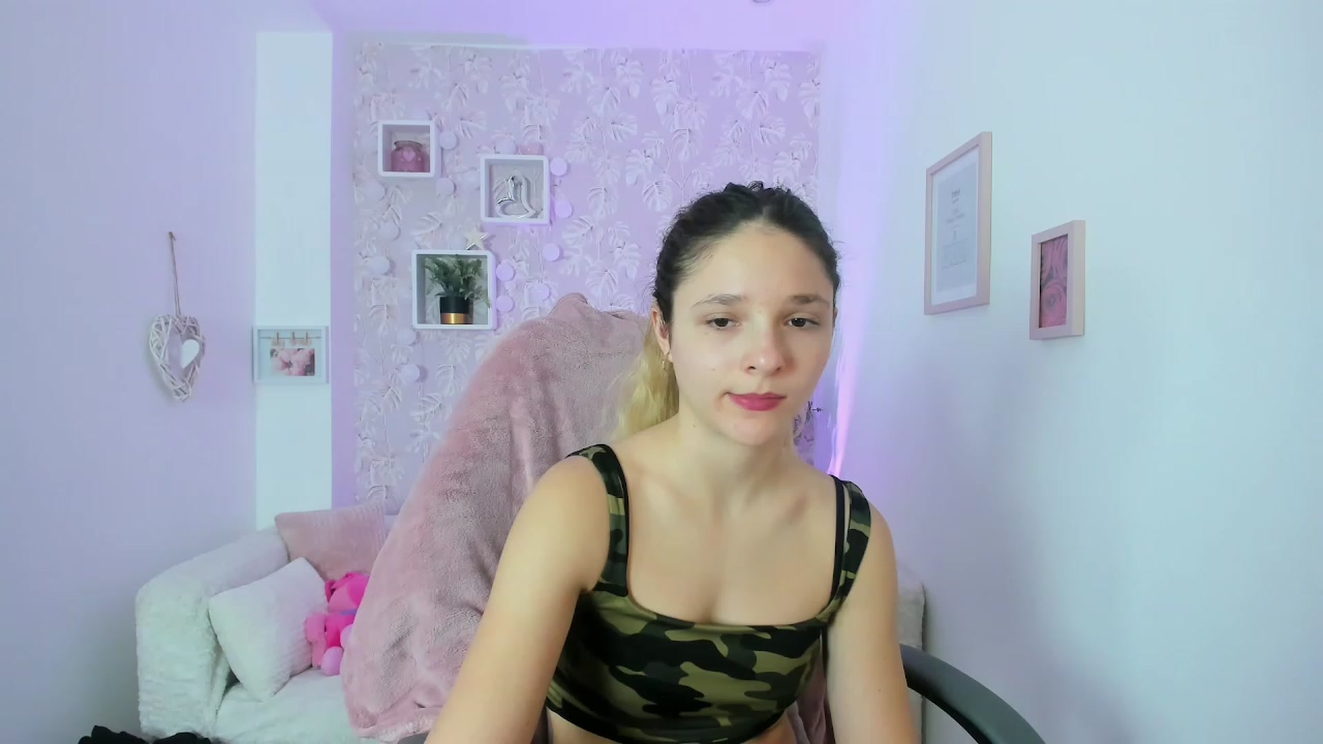 Gallery image thumbnail from Riley_Cutie's myfreecams stream on, 12/30/2022, 15:04 image 8 of 20
