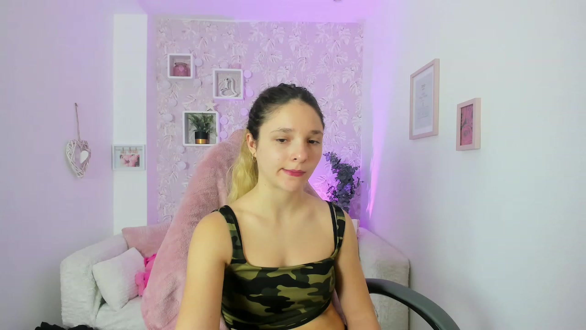 Gallery image thumbnail from Riley_Cutie's myfreecams stream on, 12/30/2022, 15:04 image 14 of 20