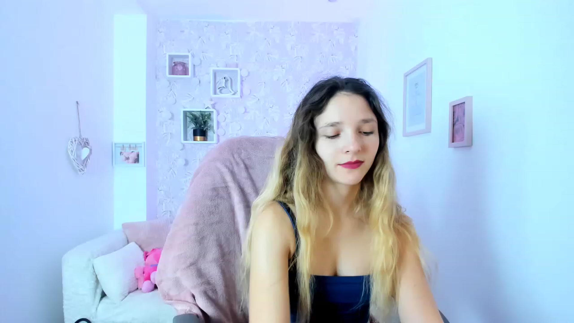 Gallery image thumbnail from Riley_Cutie's myfreecams stream on, 12/31/2022, 09:26 image 16 of 20
