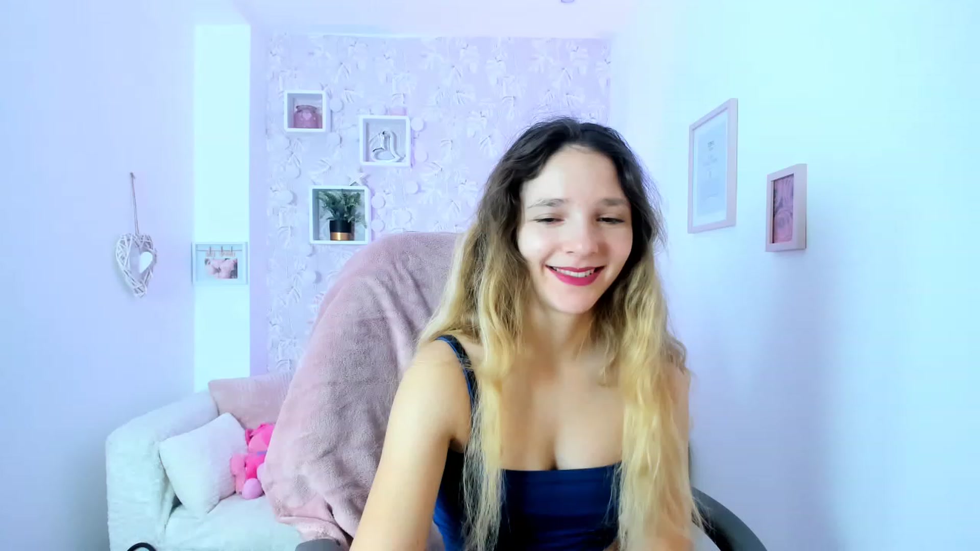 Gallery image thumbnail from Riley_Cutie's myfreecams stream on, 12/31/2022, 09:26 image 14 of 20