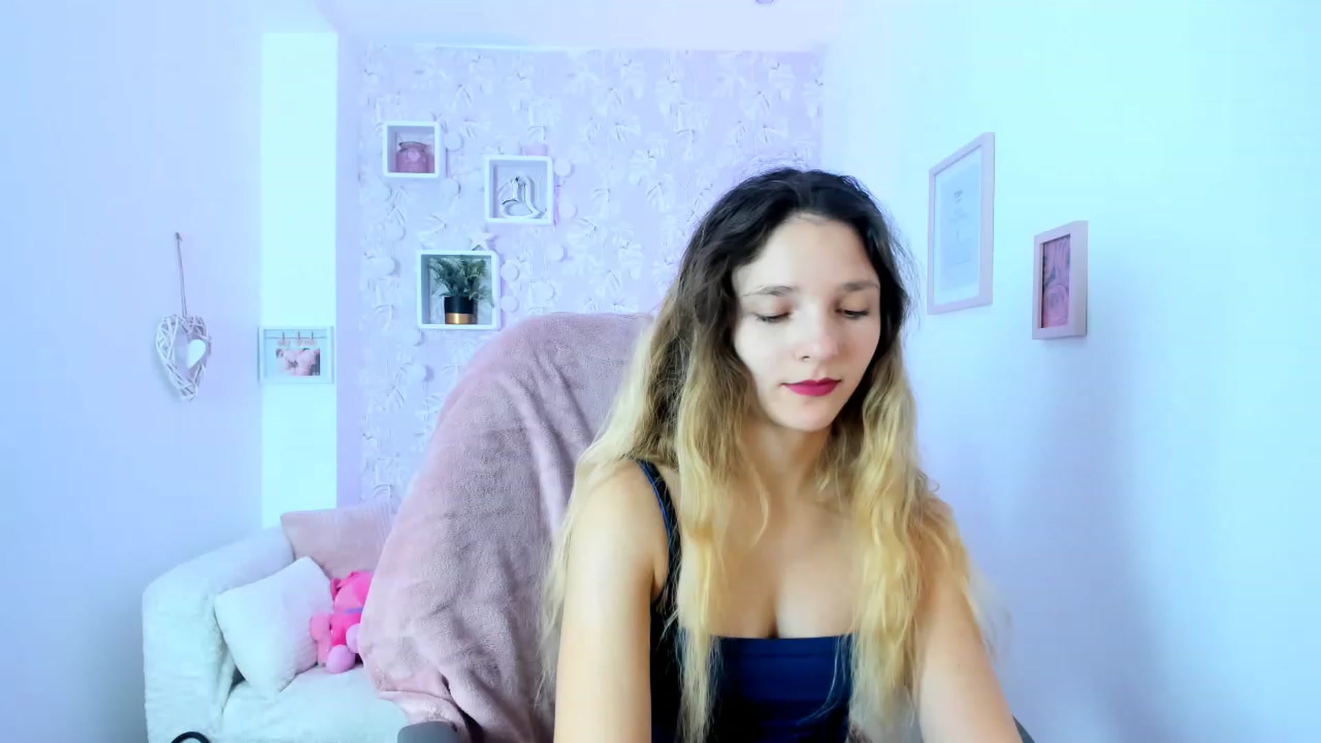 Gallery image thumbnail from Riley_Cutie's myfreecams stream on, 12/31/2022, 09:26 image 17 of 20