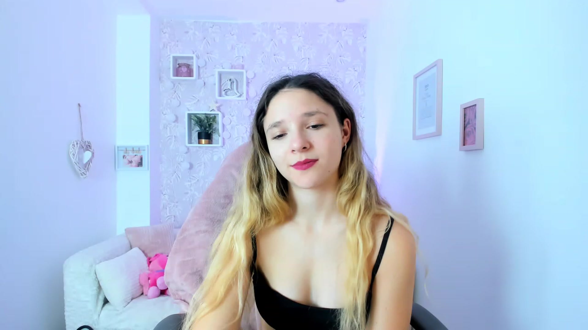Gallery image thumbnail from Riley_Cutie's myfreecams stream on, 12/31/2022, 10:31 image 9 of 20
