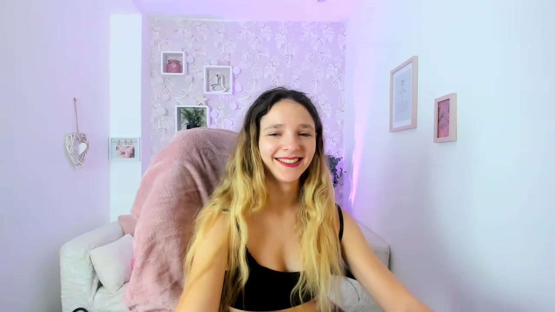 Gallery image thumbnail from Riley_Cutie's myfreecams stream on, 12/31/2022, 10:31 image 11 of 20