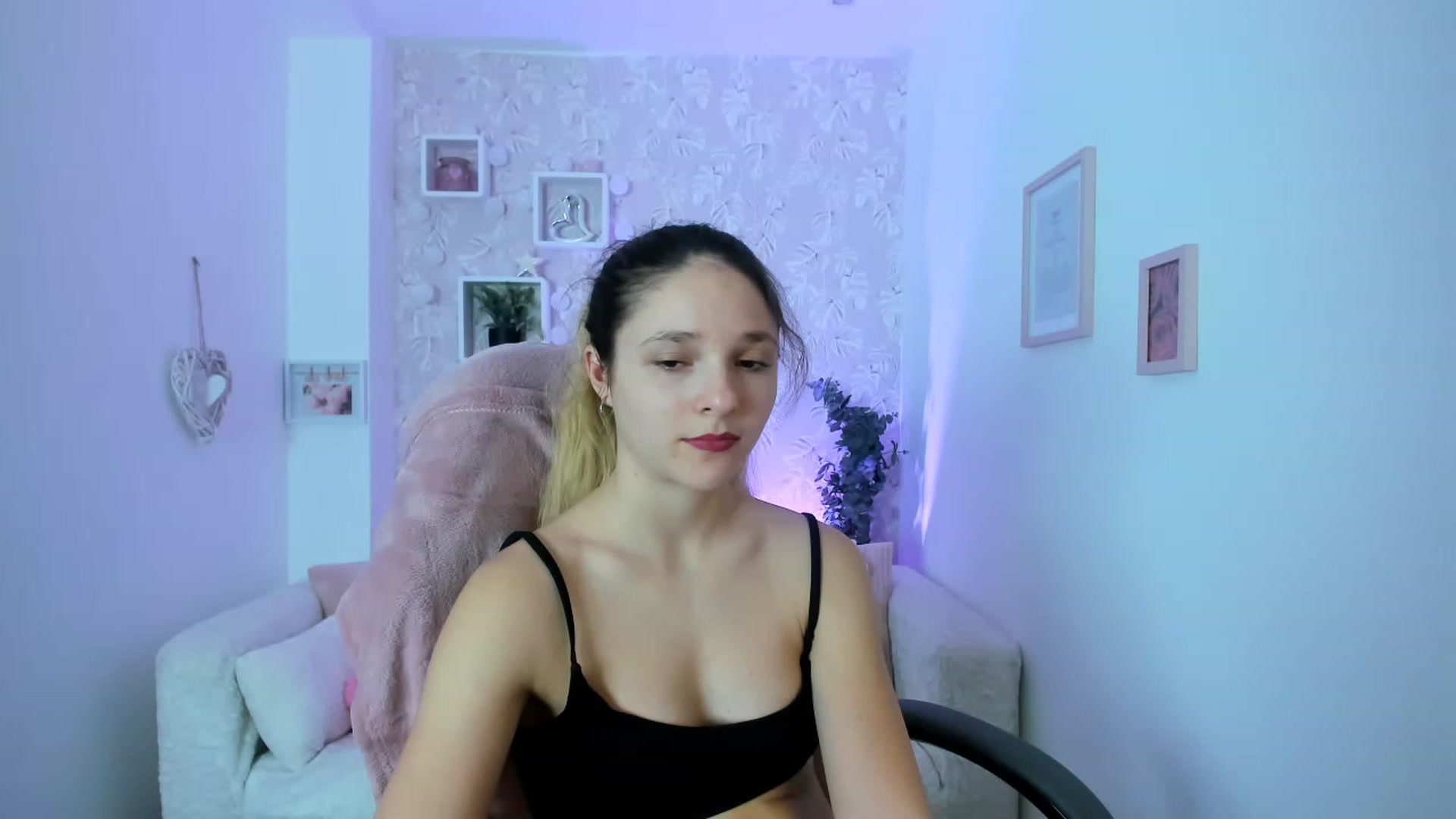 Gallery image thumbnail from Riley_Cutie's myfreecams stream on, 12/31/2022, 12:50 image 15 of 20