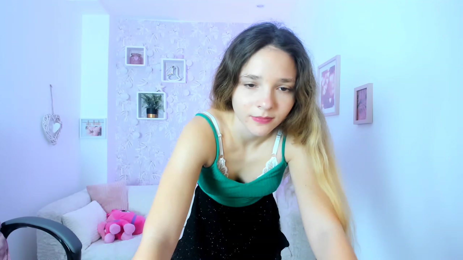 Gallery image thumbnail from Riley_Cutie's myfreecams stream on, 01/03/2023, 11:34 image 14 of 20