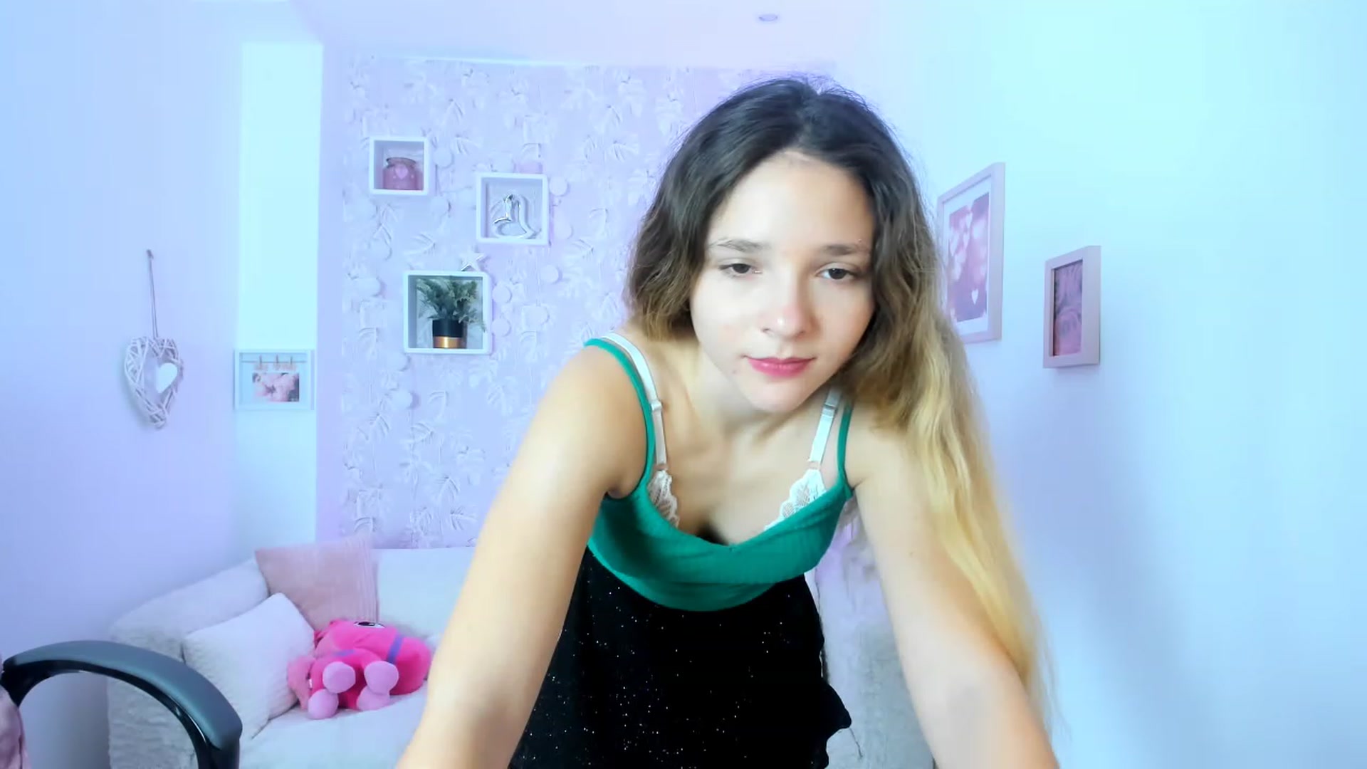 Gallery image thumbnail from Riley_Cutie's myfreecams stream on, 01/03/2023, 11:34 image 13 of 20