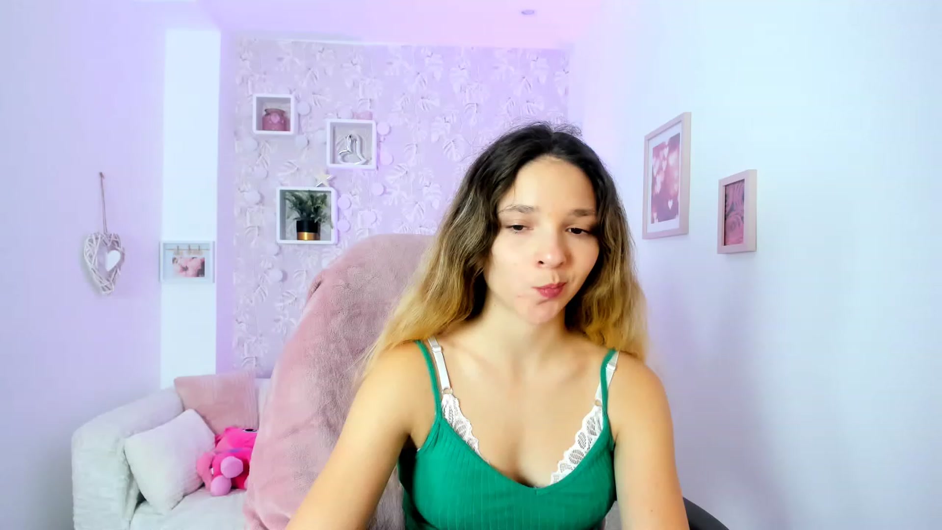 Gallery image thumbnail from Riley_Cutie's myfreecams stream on, 01/03/2023, 12:45 image 17 of 20