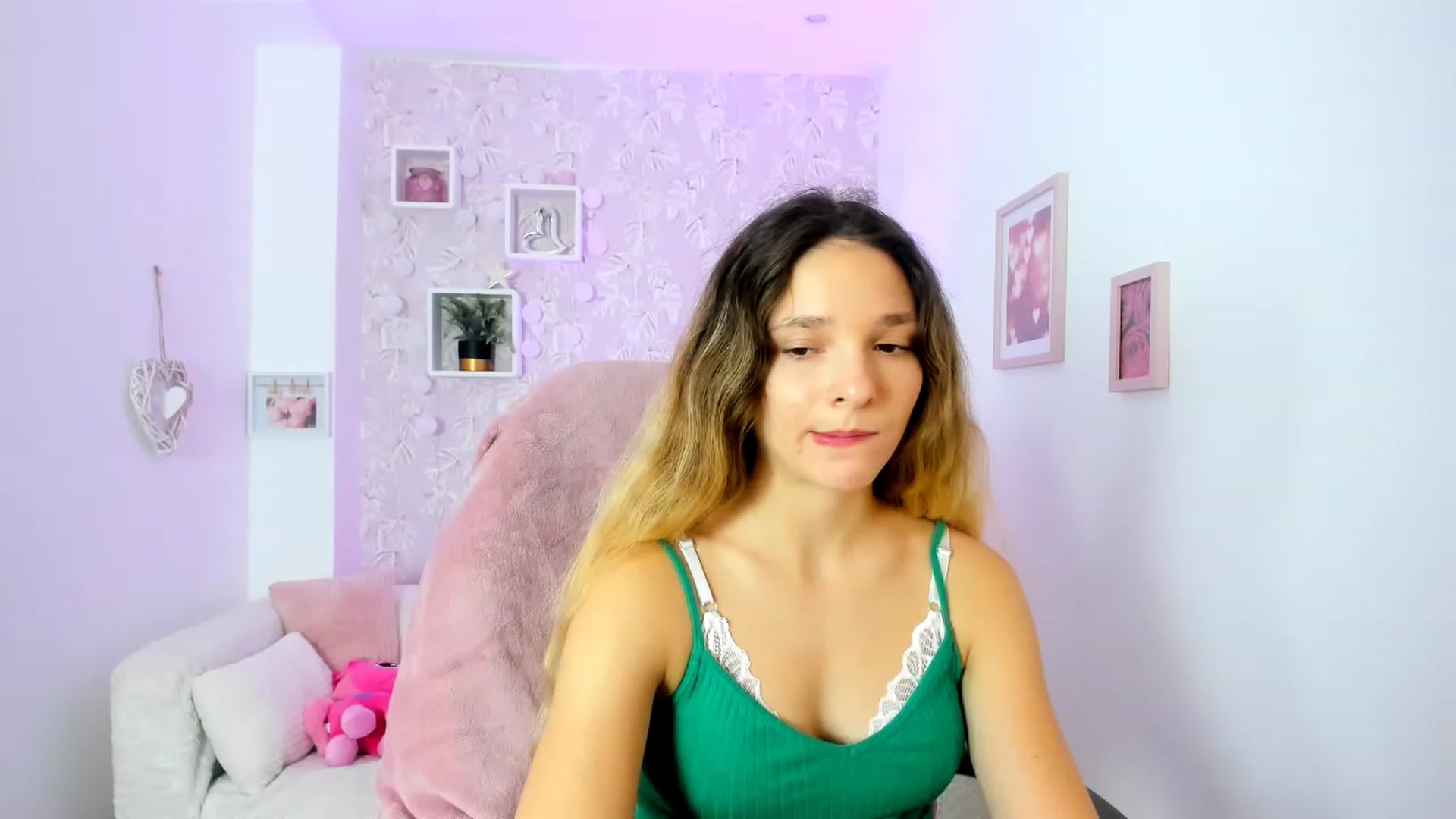 Gallery image thumbnail from Riley_Cutie's myfreecams stream on, 01/03/2023, 12:45 image 18 of 20