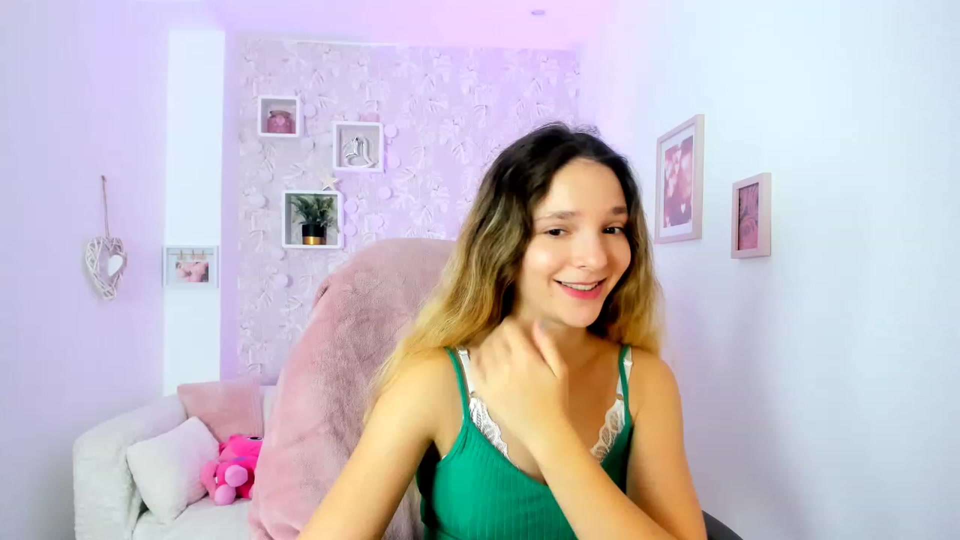 Gallery image thumbnail from Riley_Cutie's myfreecams stream on, 01/03/2023, 12:45 image 20 of 20