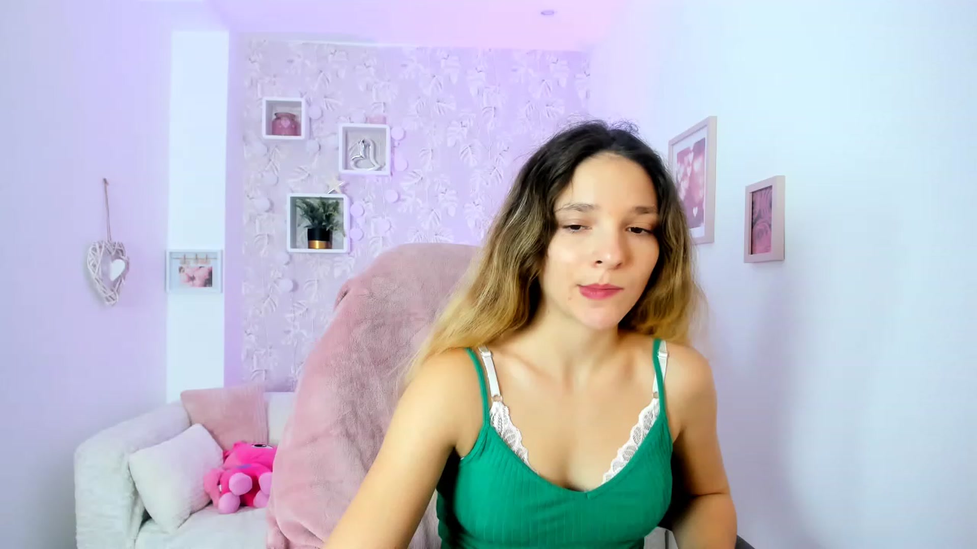 Gallery image thumbnail from Riley_Cutie's myfreecams stream on, 01/03/2023, 12:45 image 13 of 20