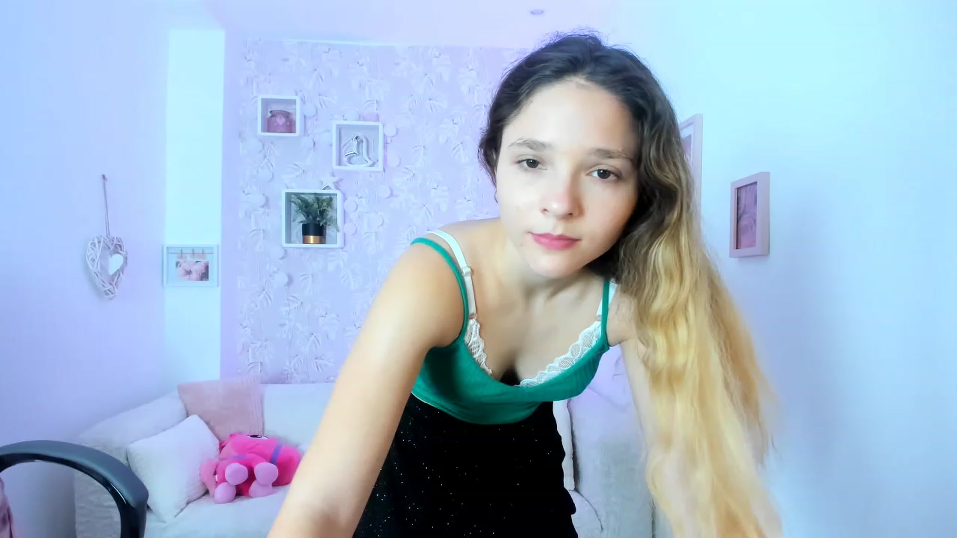 Gallery image thumbnail from Riley_Cutie's myfreecams stream on, 01/03/2023, 12:45 image 4 of 20