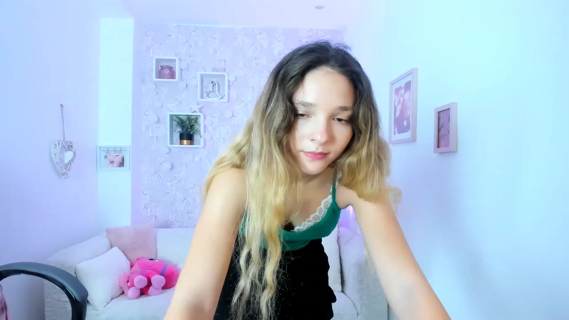 Gallery image thumbnail from Riley_Cutie's myfreecams stream on, 01/03/2023, 12:45 image 8 of 20