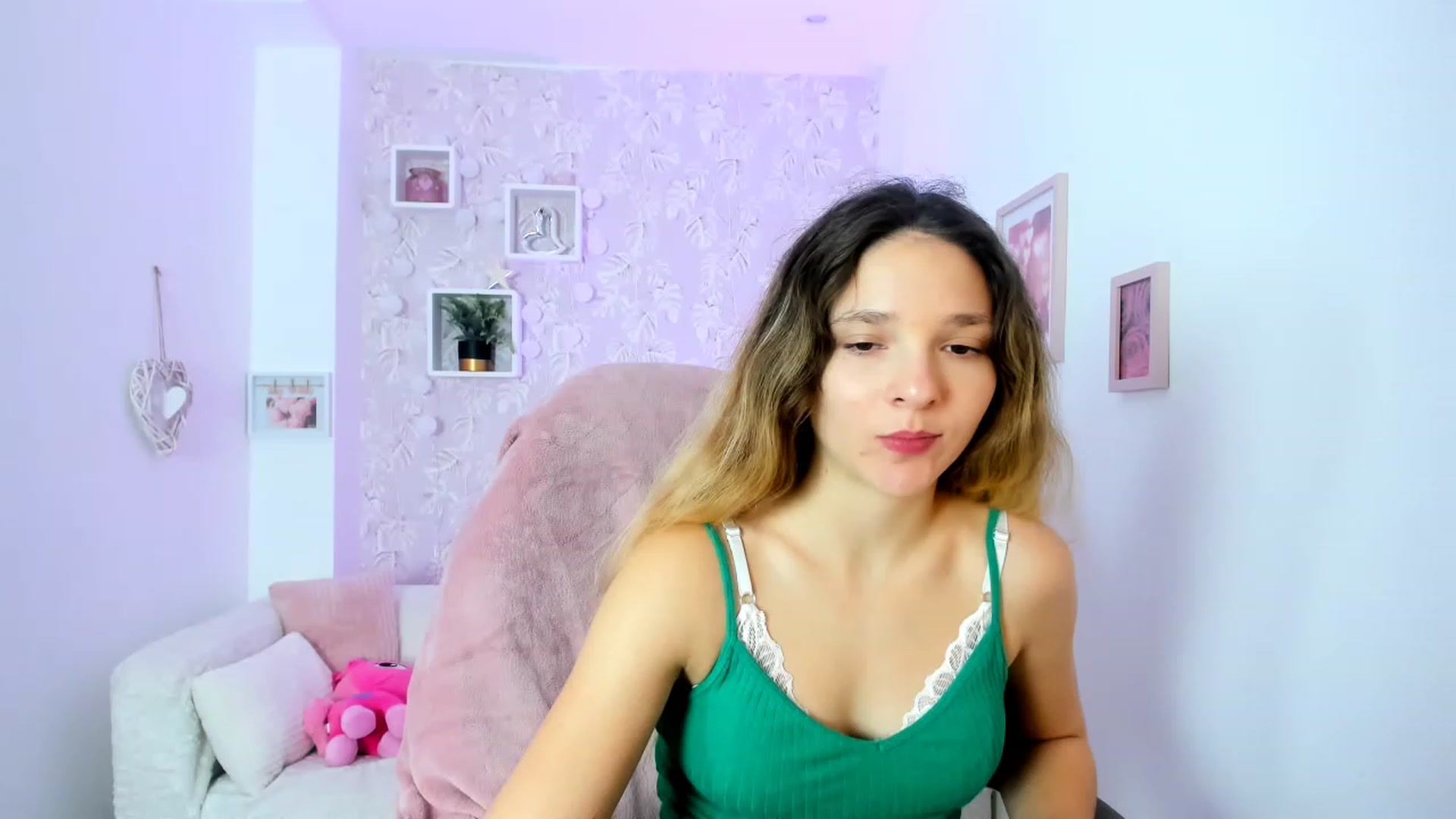 Gallery image thumbnail from Riley_Cutie's myfreecams stream on, 01/03/2023, 12:45 image 11 of 20