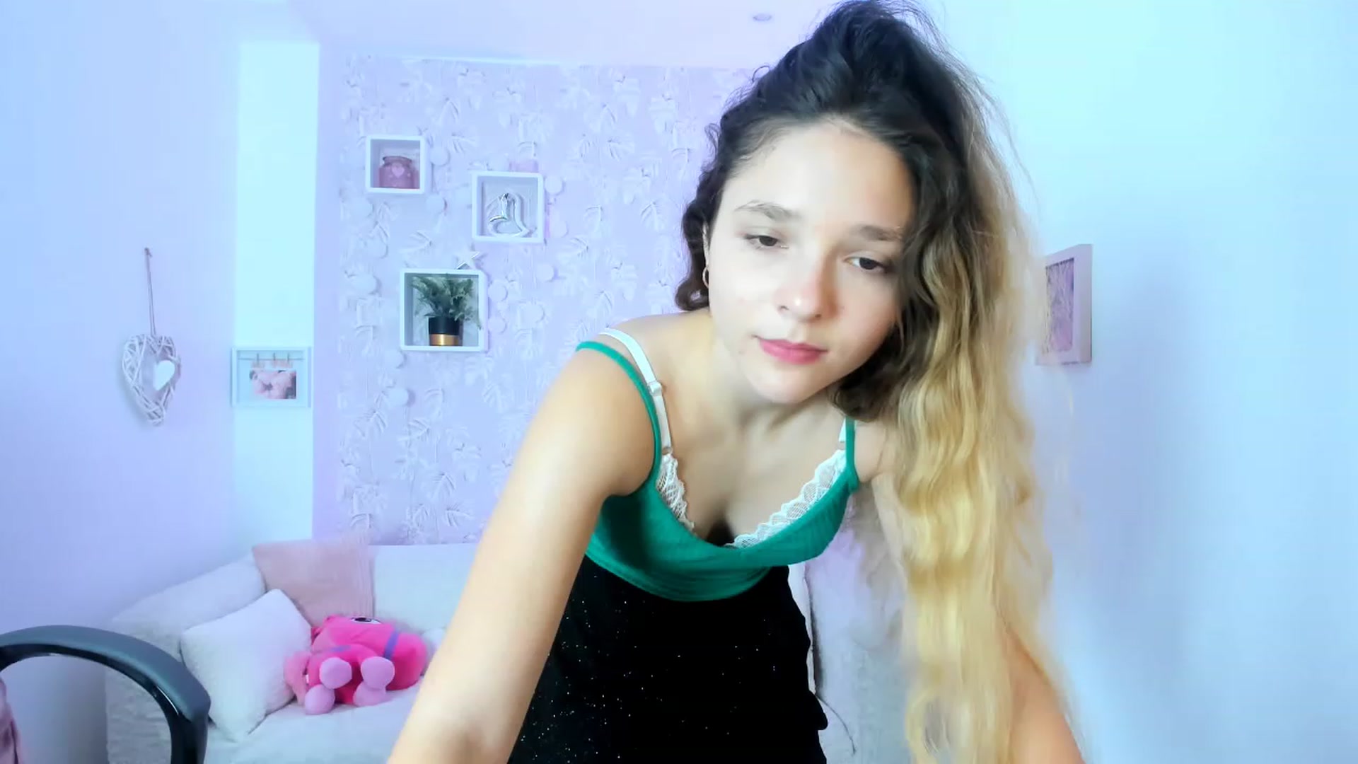 Gallery image thumbnail from Riley_Cutie's myfreecams stream on, 01/03/2023, 12:45 image 6 of 20