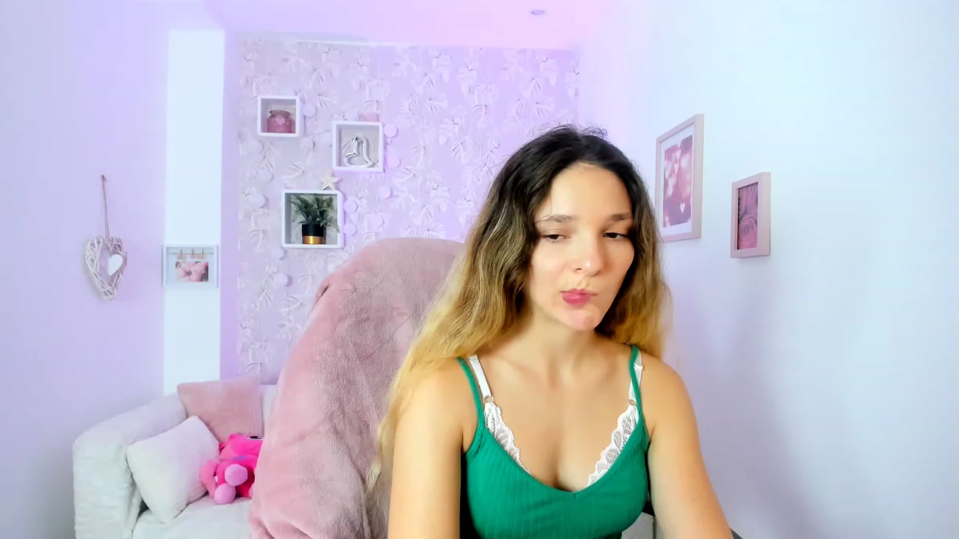 Gallery image thumbnail from Riley_Cutie's myfreecams stream on, 01/03/2023, 12:45 image 19 of 20