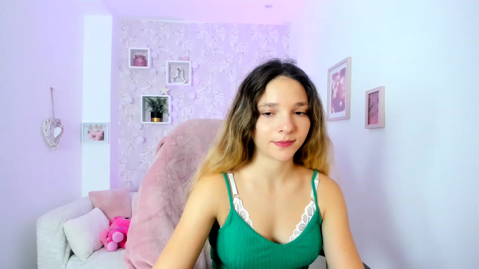 Gallery image thumbnail from Riley_Cutie's myfreecams stream on, 01/03/2023, 12:45 image 14 of 20