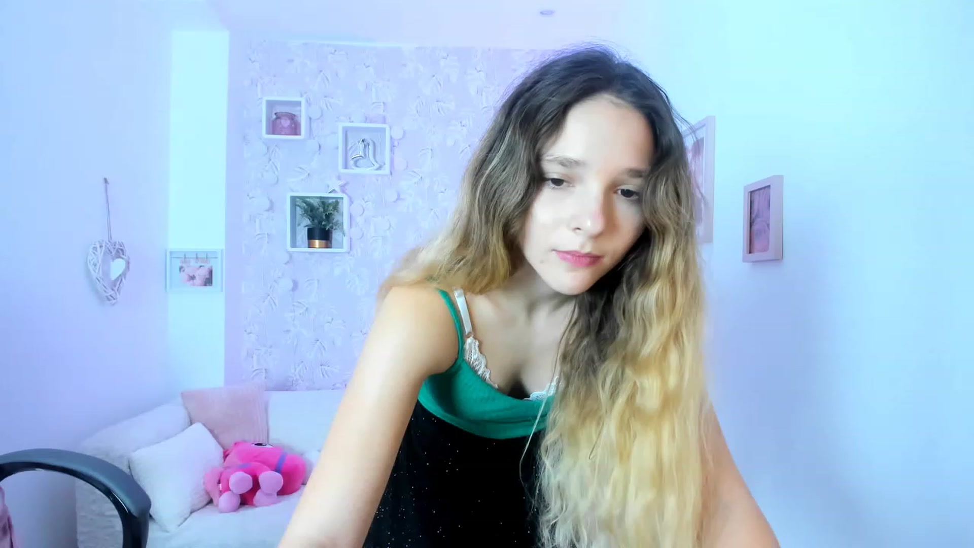 Gallery image thumbnail from Riley_Cutie's myfreecams stream on, 01/03/2023, 12:45 image 1 of 20