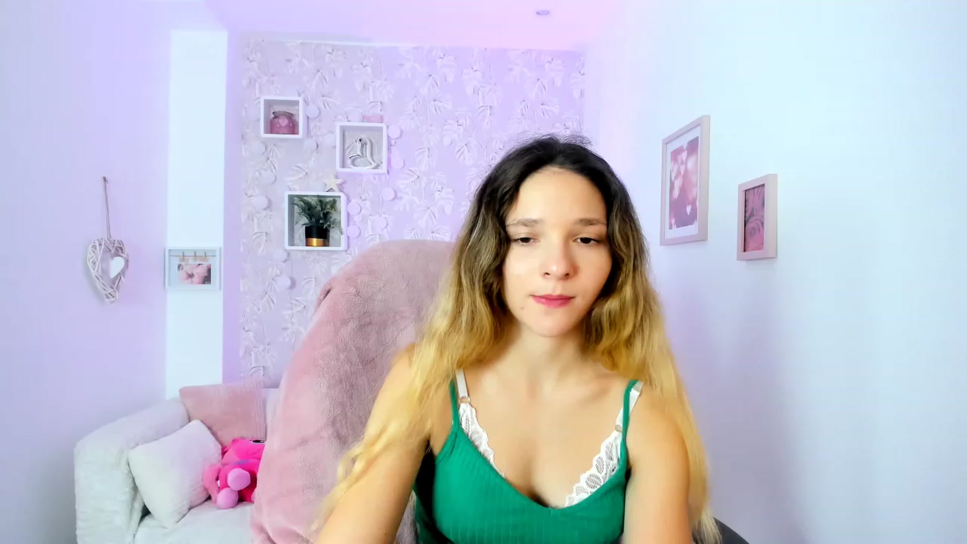 Gallery image thumbnail from Riley_Cutie's myfreecams stream on, 01/03/2023, 13:27 image 1 of 20