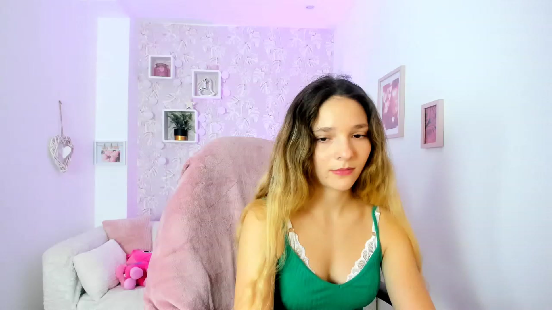 Gallery image thumbnail from Riley_Cutie's myfreecams stream on, 01/03/2023, 13:27 image 2 of 20