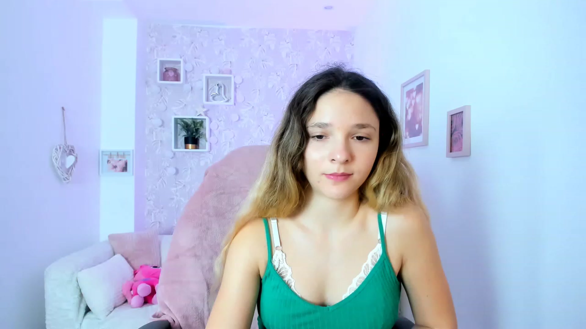 Gallery image thumbnail from Riley_Cutie's myfreecams stream on, 01/03/2023, 13:27 image 15 of 20