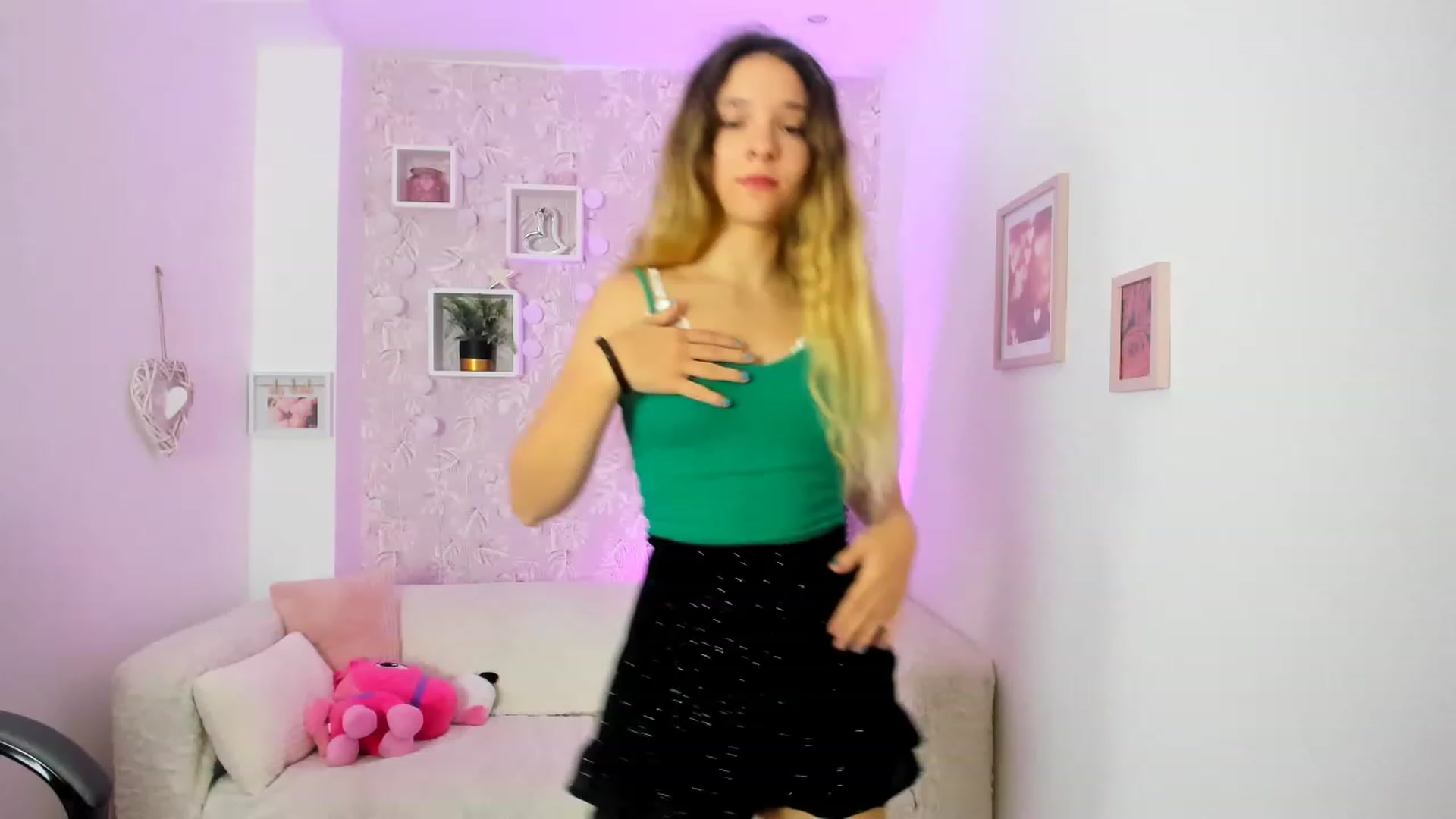 Gallery image thumbnail from Riley_Cutie's myfreecams stream on, 01/03/2023, 13:27 image 18 of 20