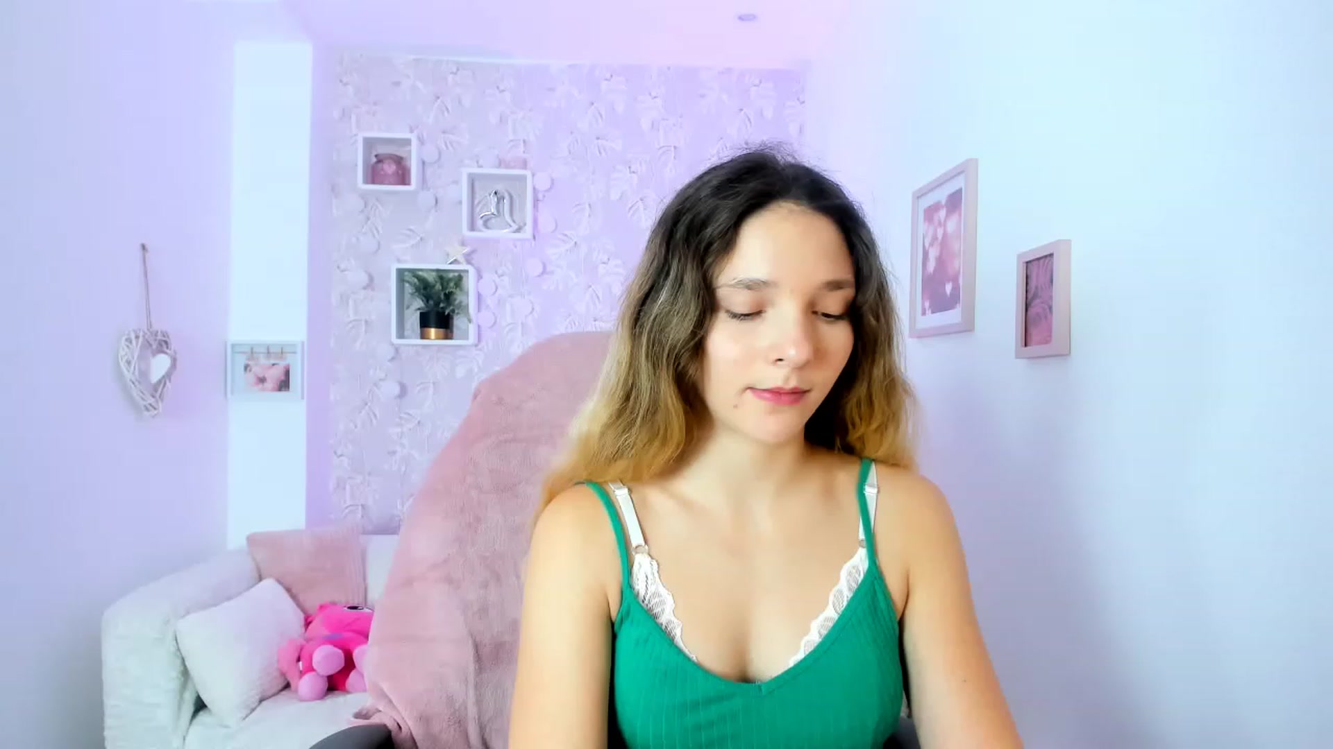 Gallery image thumbnail from Riley_Cutie's myfreecams stream on, 01/03/2023, 13:27 image 9 of 20