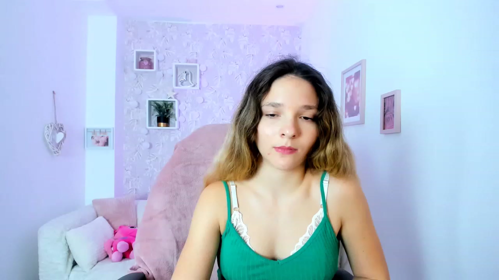 Gallery image thumbnail from Riley_Cutie's myfreecams stream on, 01/03/2023, 13:27 image 10 of 20