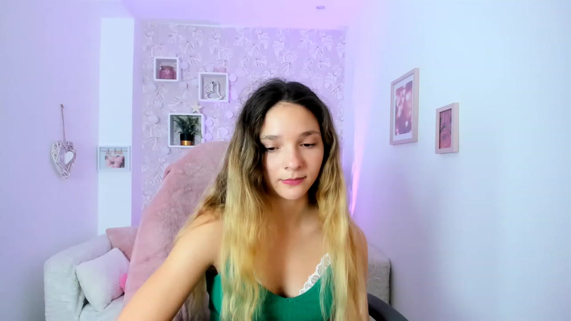 Gallery image thumbnail from Riley_Cutie's myfreecams stream on, 01/03/2023, 13:47 image 19 of 20