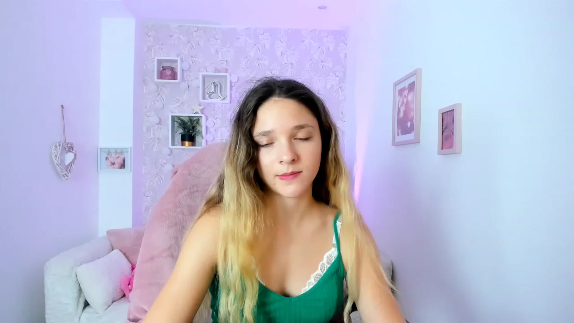 Gallery image thumbnail from Riley_Cutie's myfreecams stream on, 01/03/2023, 13:47 image 9 of 20