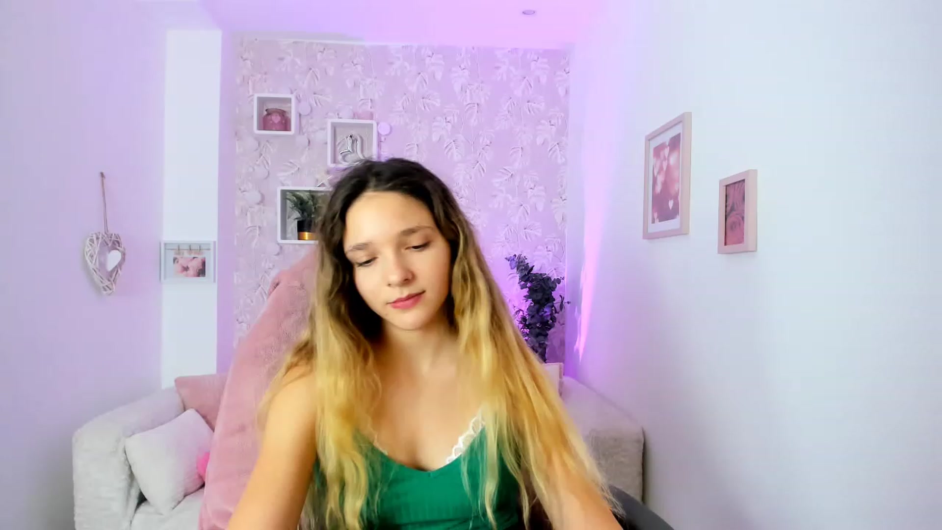 Gallery image thumbnail from Riley_Cutie's myfreecams stream on, 01/03/2023, 13:47 image 18 of 20