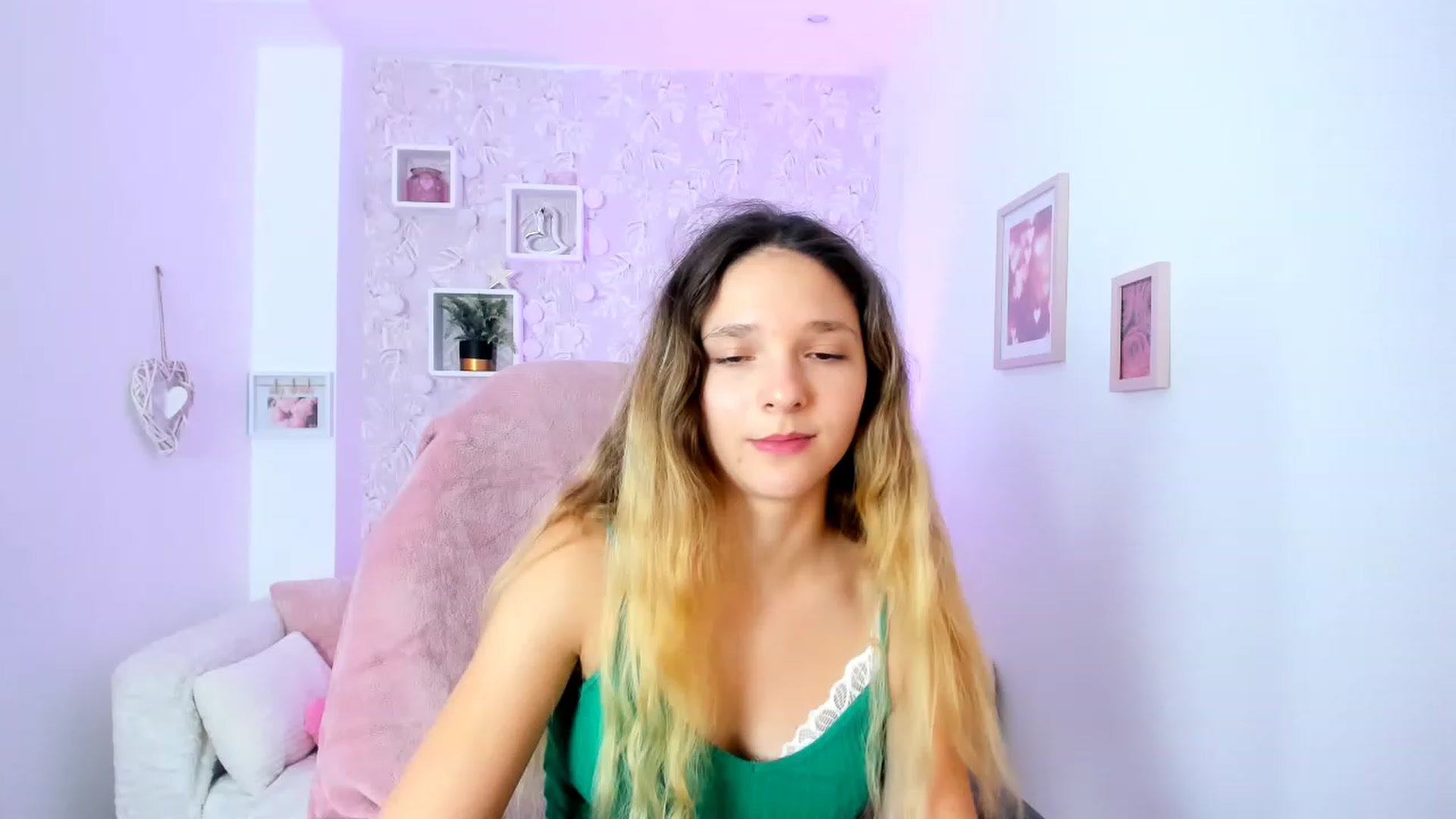 Gallery image thumbnail from Riley_Cutie's myfreecams stream on, 01/03/2023, 13:47 image 15 of 20