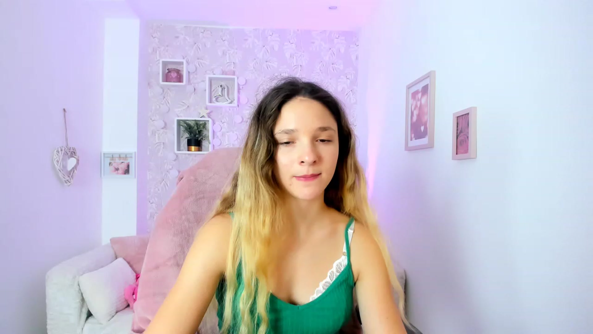 Gallery image thumbnail from Riley_Cutie's myfreecams stream on, 01/03/2023, 13:47 image 4 of 20