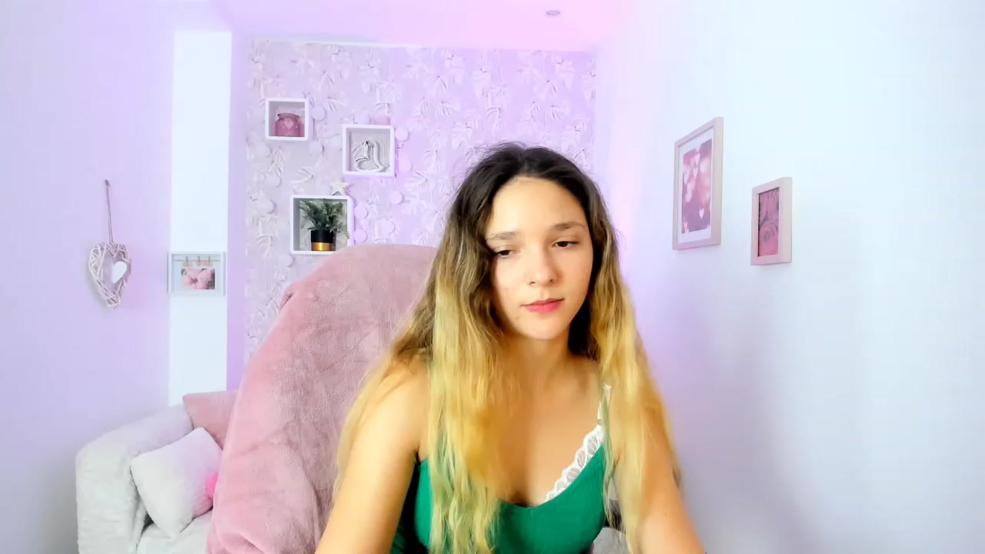 Gallery image thumbnail from Riley_Cutie's myfreecams stream on, 01/03/2023, 13:47 image 13 of 20