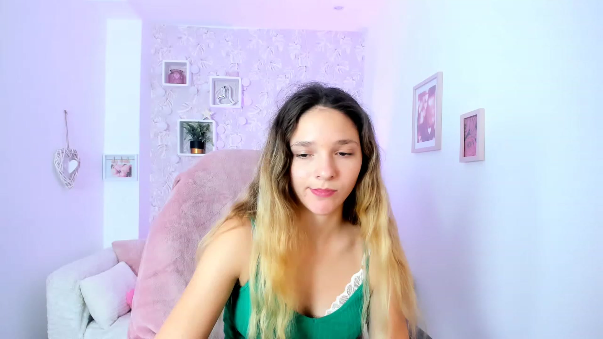 Gallery image thumbnail from Riley_Cutie's myfreecams stream on, 01/03/2023, 13:47 image 14 of 20