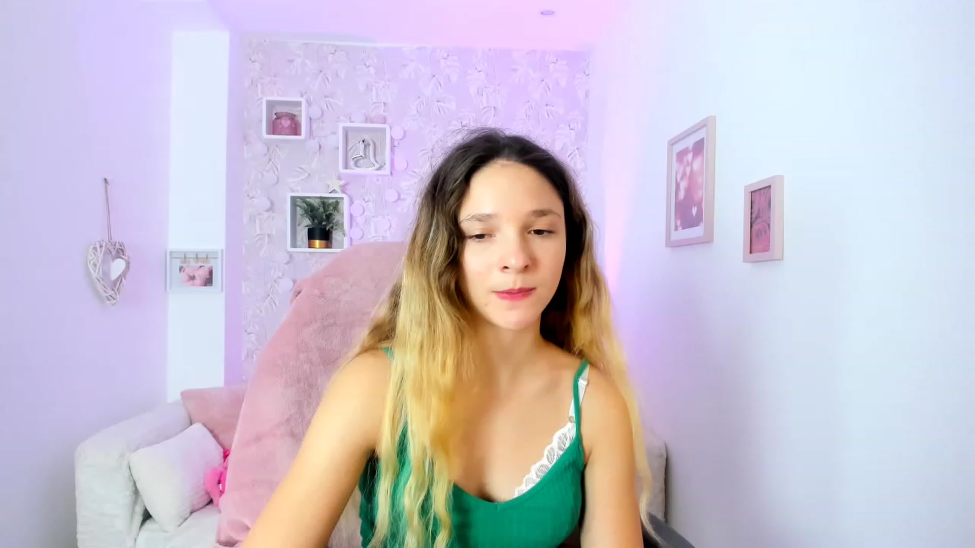 Gallery image thumbnail from Riley_Cutie's myfreecams stream on, 01/03/2023, 13:47 image 3 of 20