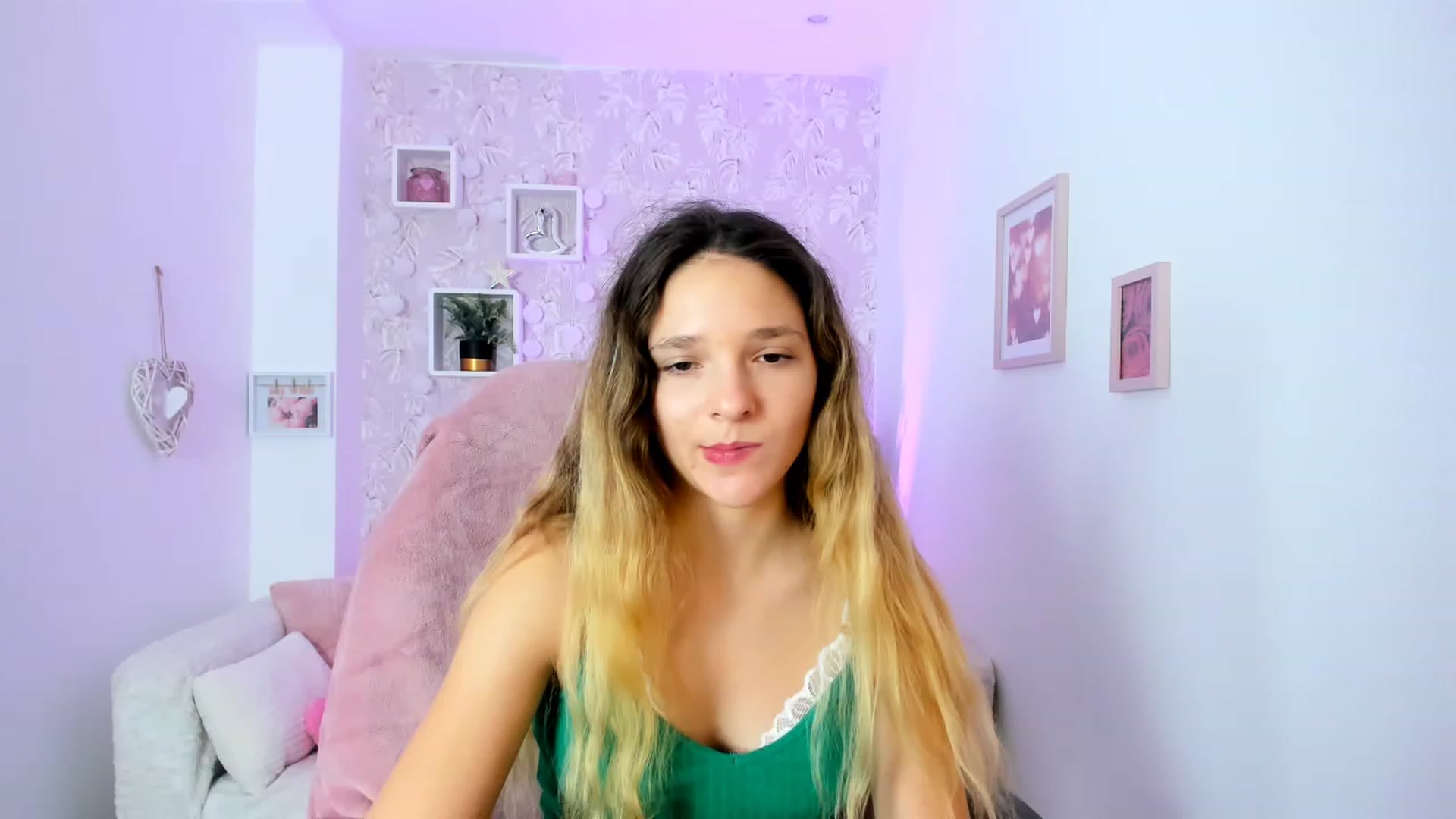 Gallery image thumbnail from Riley_Cutie's myfreecams stream on, 01/03/2023, 13:47 image 16 of 20