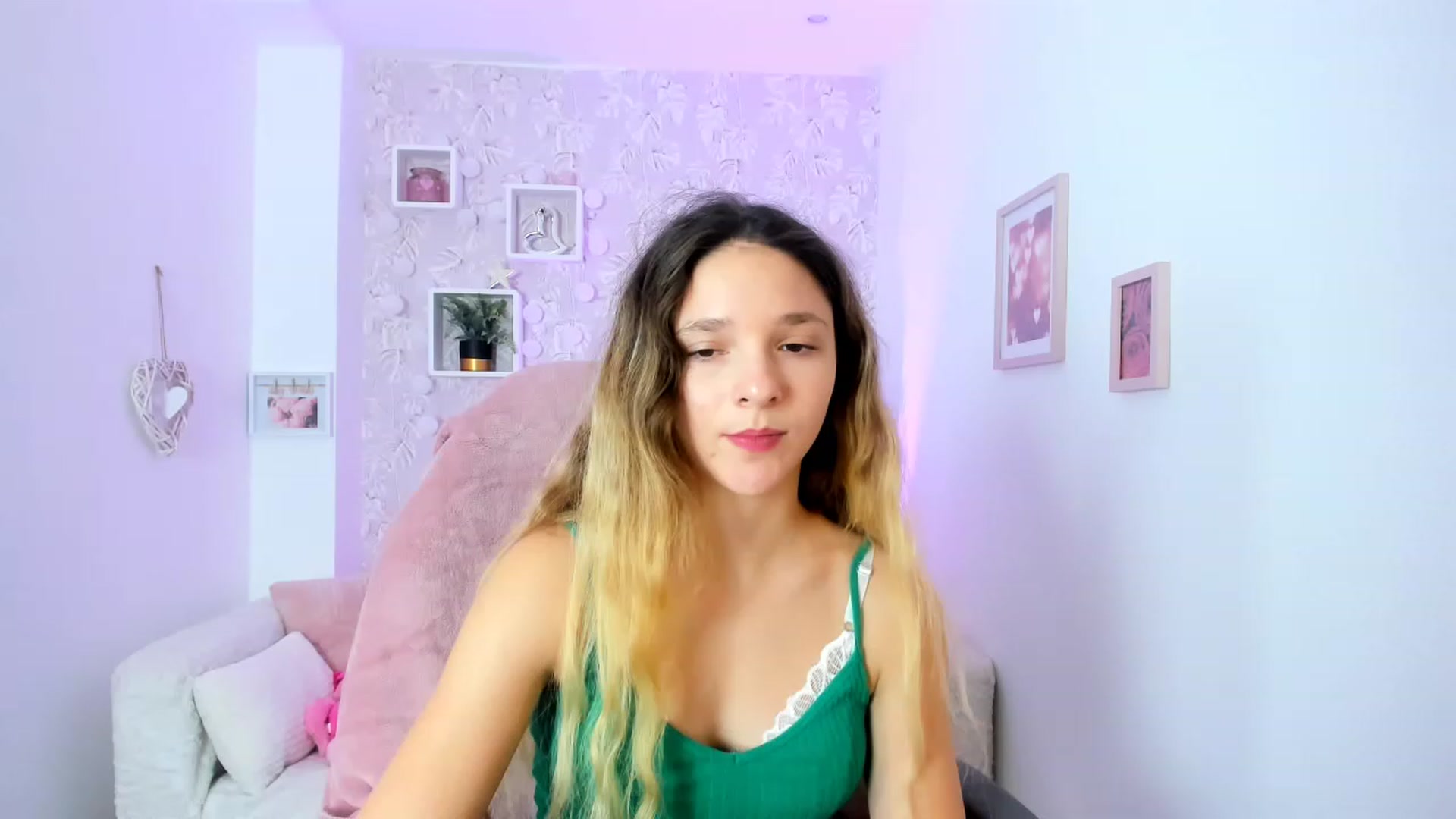 Gallery image thumbnail from Riley_Cutie's myfreecams stream on, 01/03/2023, 13:47 image 7 of 20