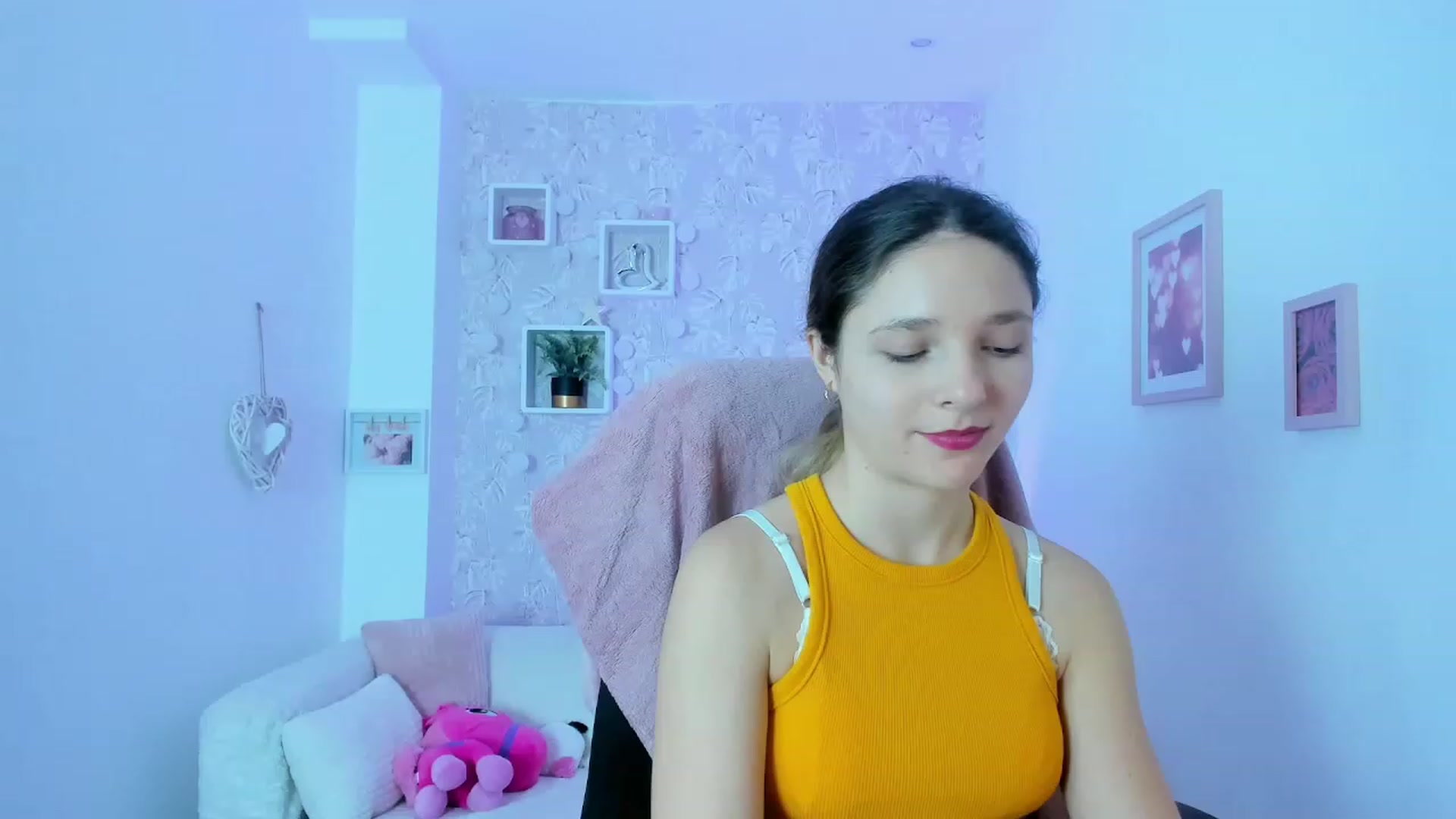 Gallery image thumbnail from Riley_Cutie's myfreecams stream on, 01/04/2023, 10:09 image 13 of 20