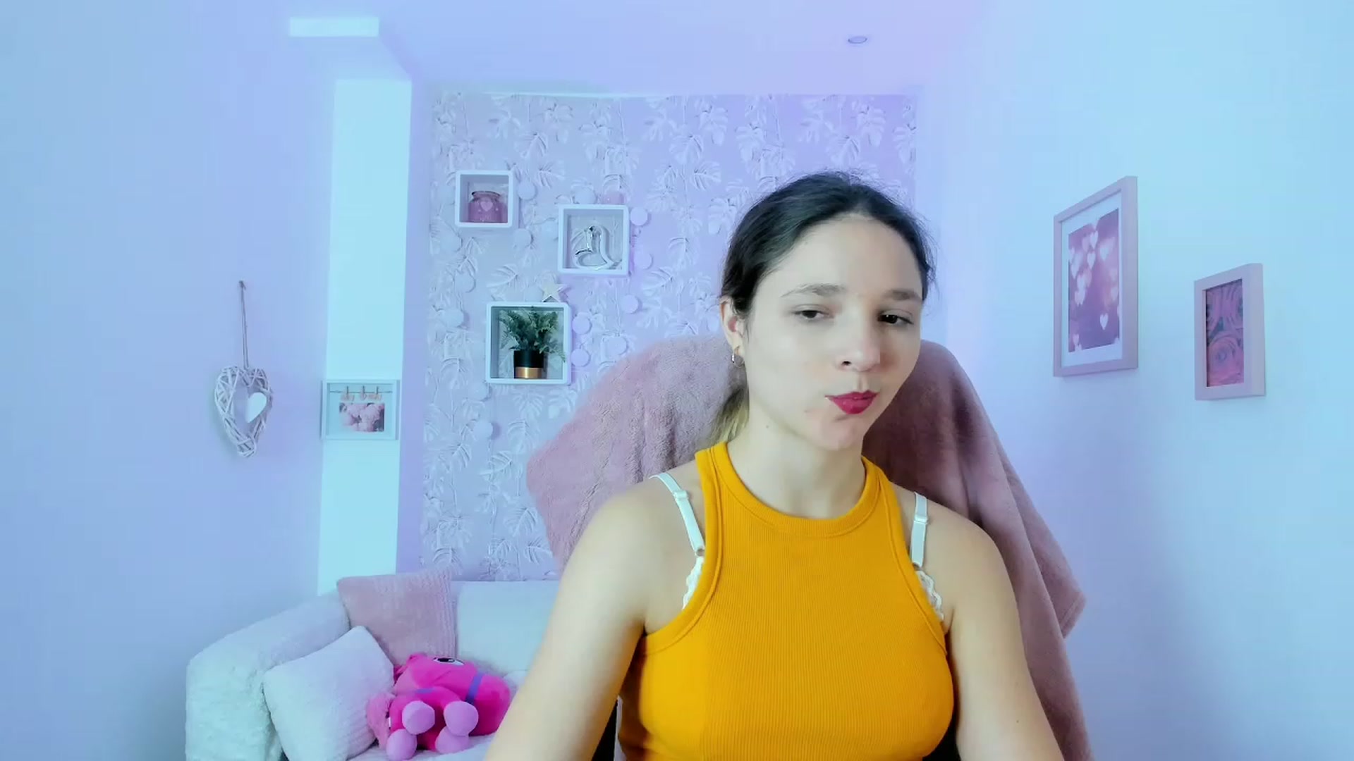 Gallery image thumbnail from Riley_Cutie's myfreecams stream on, 01/04/2023, 10:09 image 19 of 20