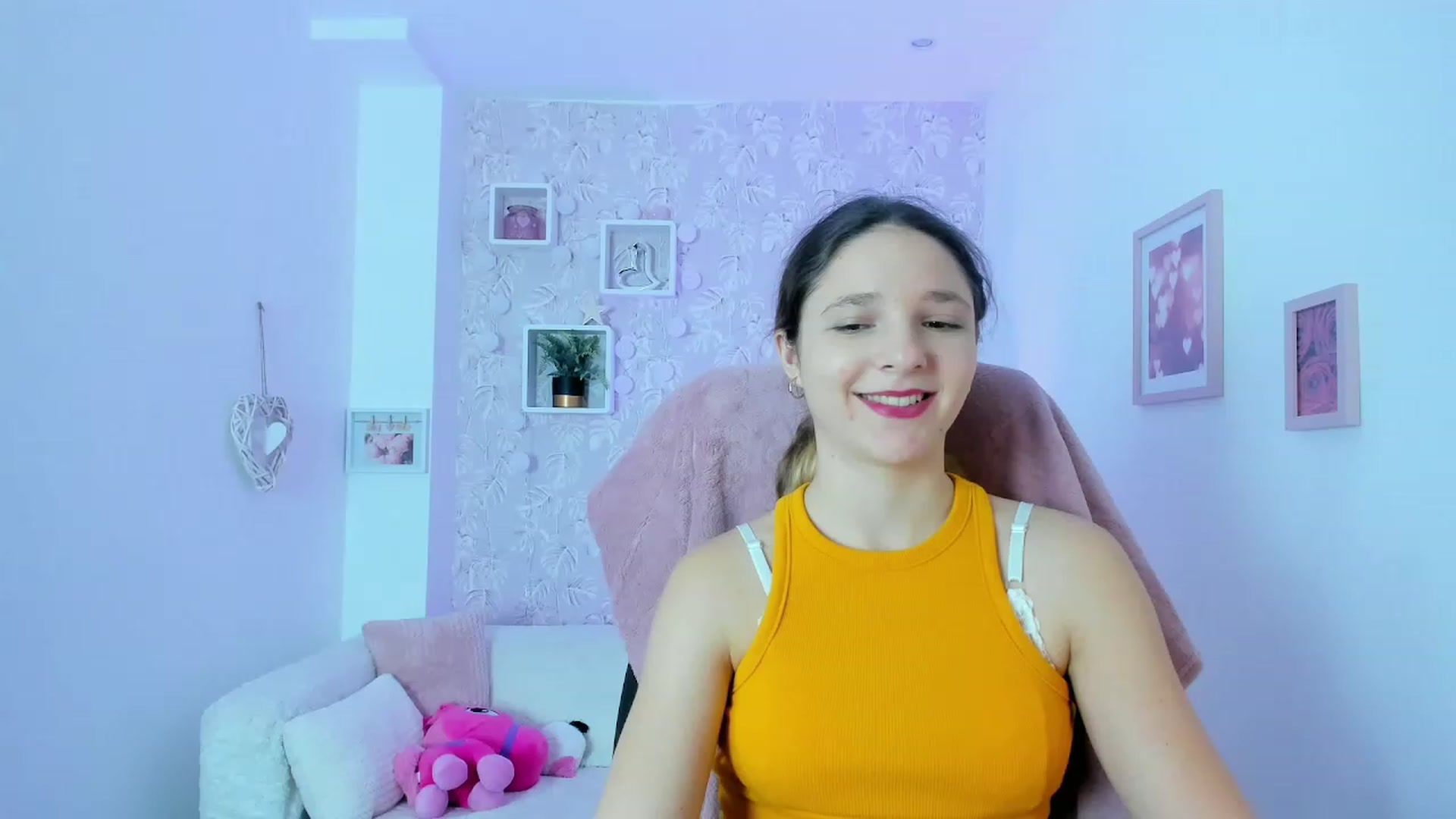 Gallery image thumbnail from Riley_Cutie's myfreecams stream on, 01/04/2023, 10:54 image 1 of 20