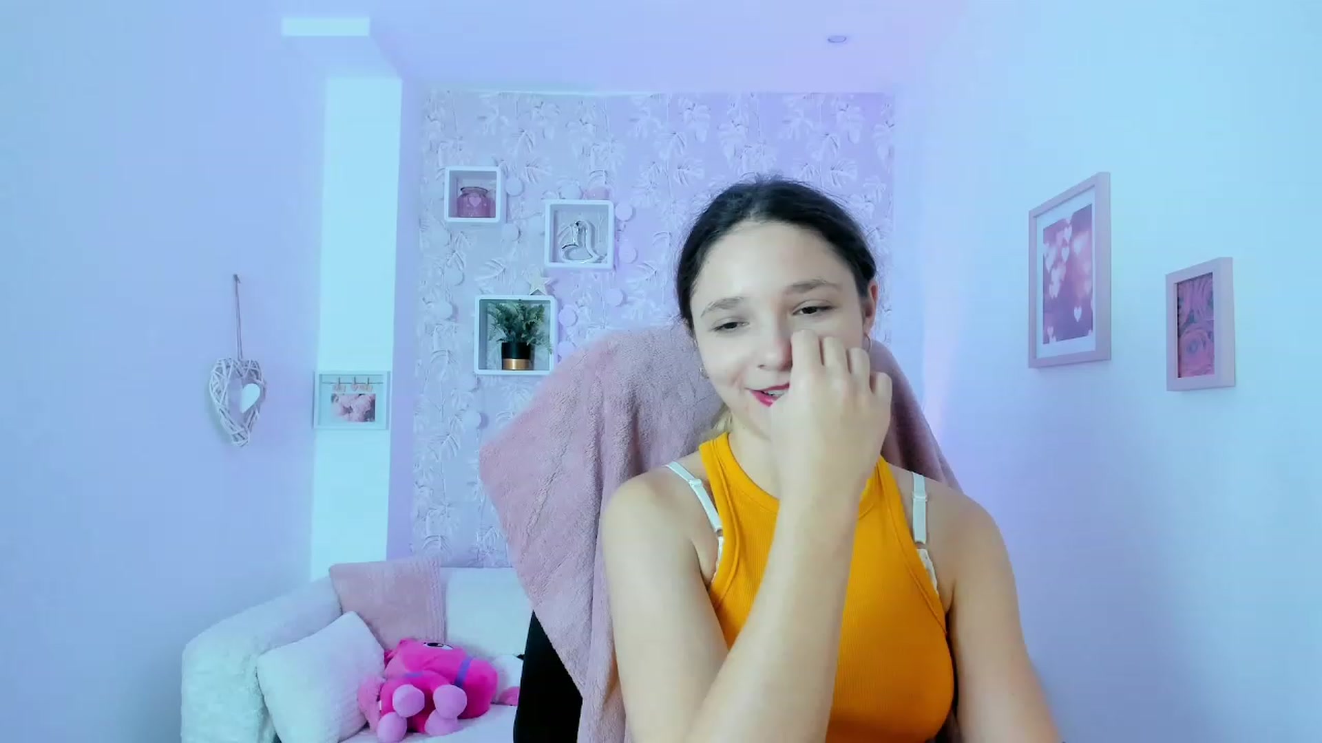 Gallery image thumbnail from Riley_Cutie's myfreecams stream on, 01/04/2023, 10:54 image 6 of 20